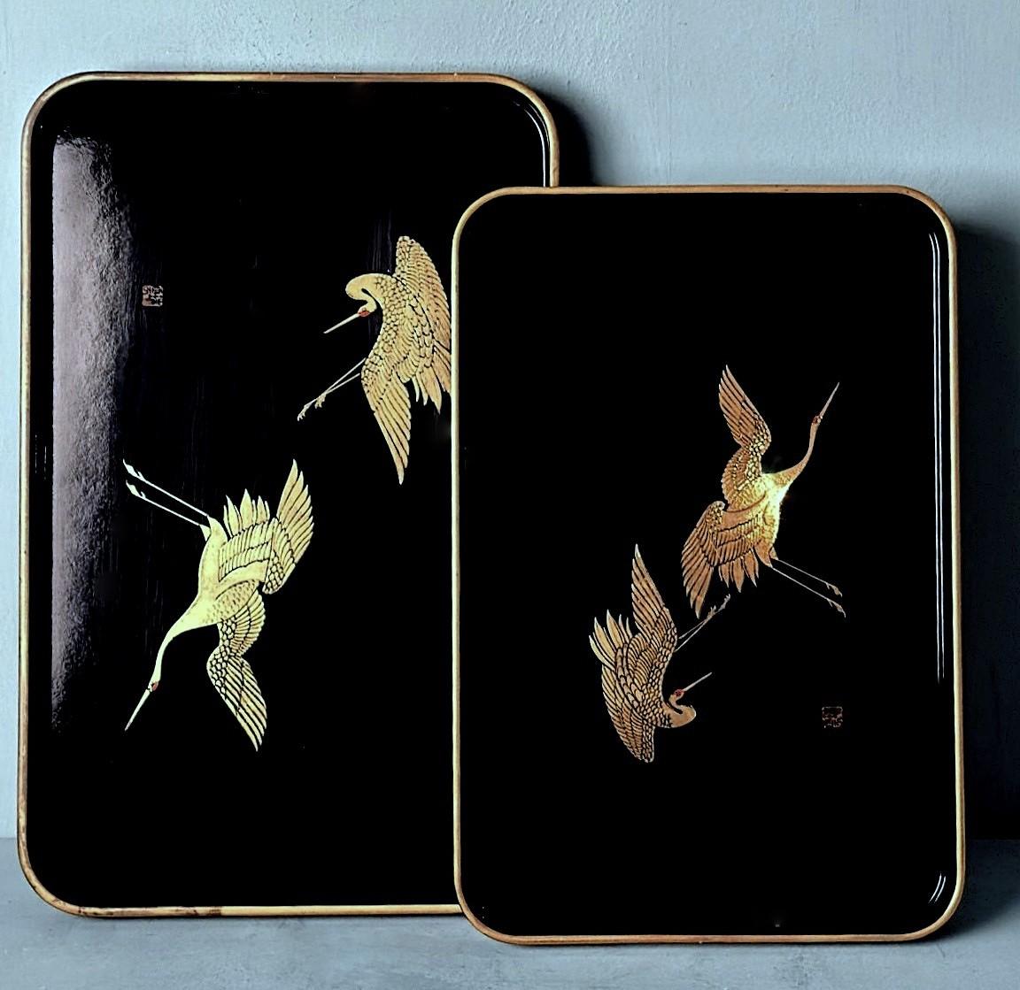 Deux plateaux en résine de style Maki japonais, effet laque noire  Cranes peintes en or Bon état - En vente à Prato, Tuscany