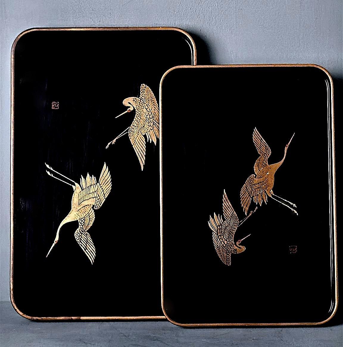 20ième siècle Deux plateaux en résine de style Maki japonais, effet laque noire  Cranes peintes en or en vente