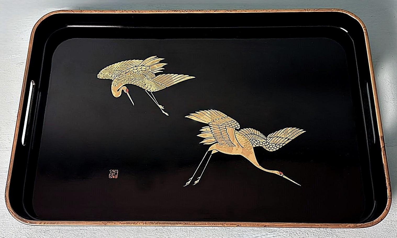 Résine Deux plateaux en résine de style Maki japonais, effet laque noire  Cranes peintes en or en vente
