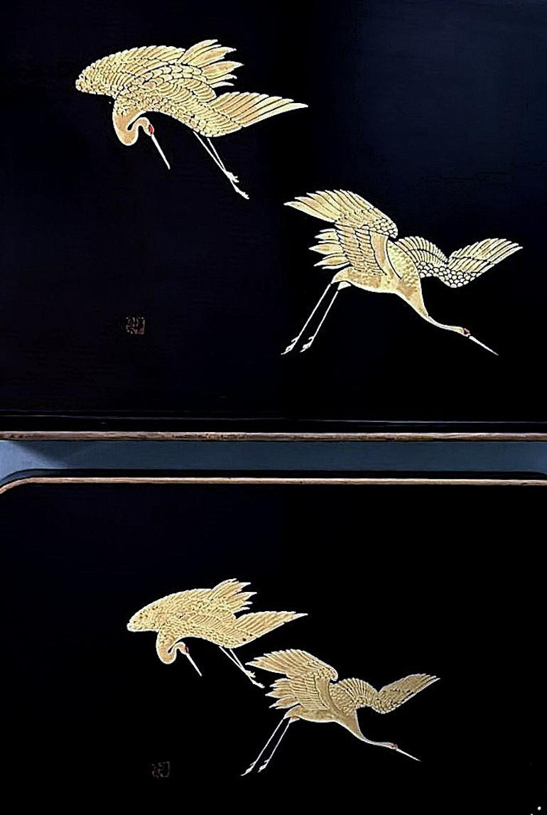 Deux plateaux en résine de style Maki japonais, effet laque noire  Cranes peintes en or en vente 1
