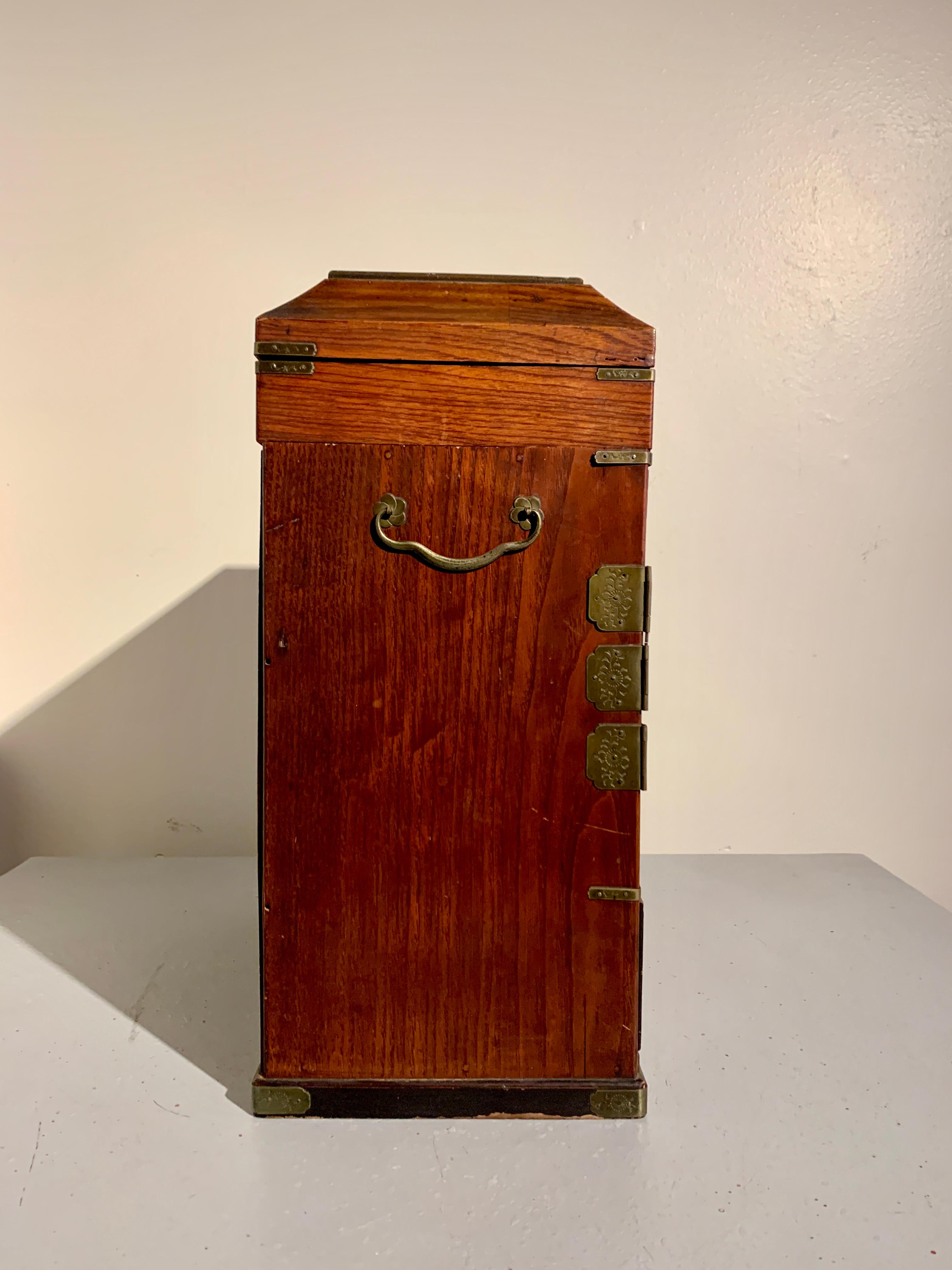 Japanese Marquetry and Lacquer Jewelry Chest, Meiji Period, circa 1900, Japan For Sale 3