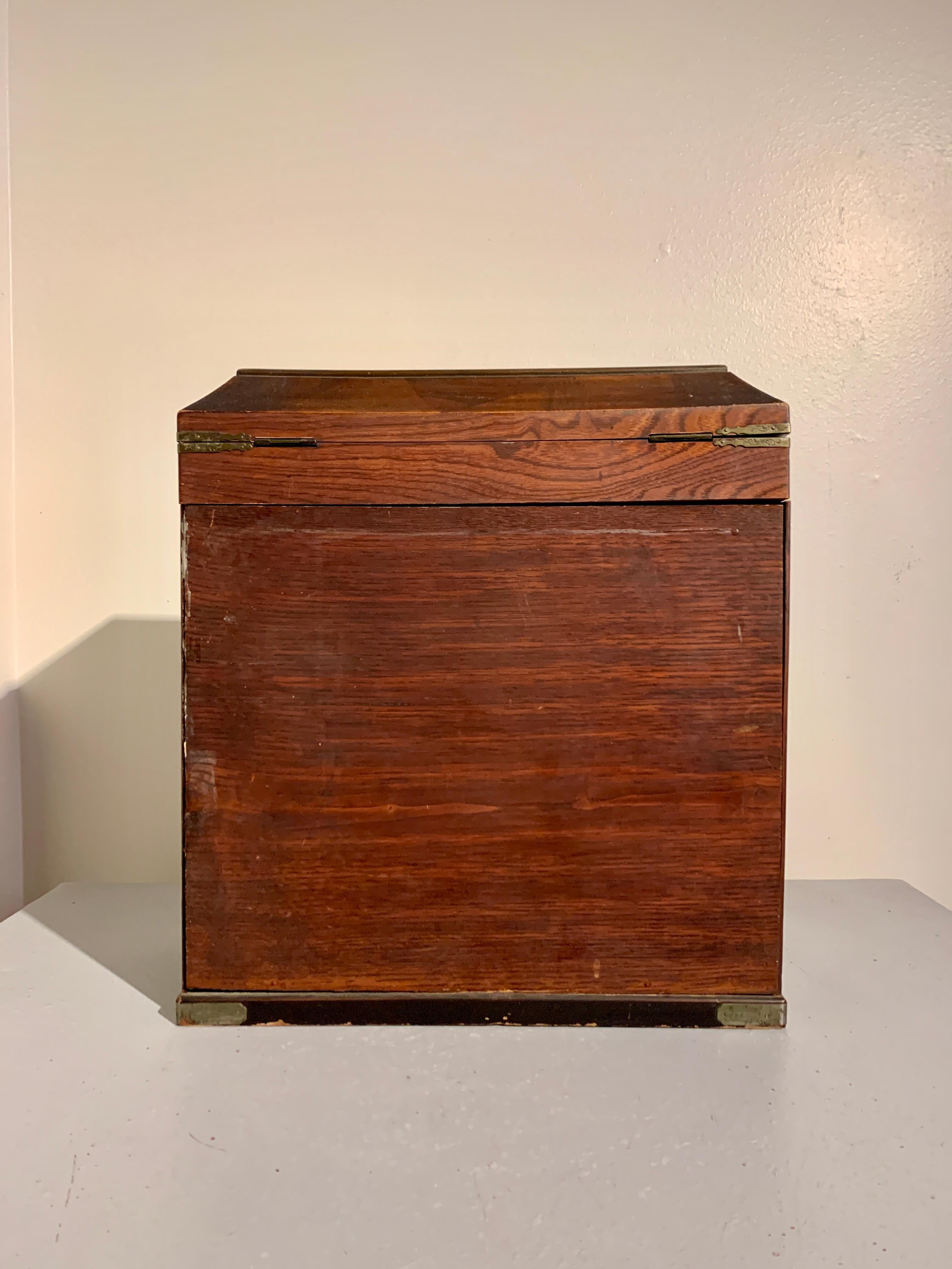 Japanese Marquetry and Lacquer Jewelry Chest, Meiji Period, circa 1900, Japan For Sale 4