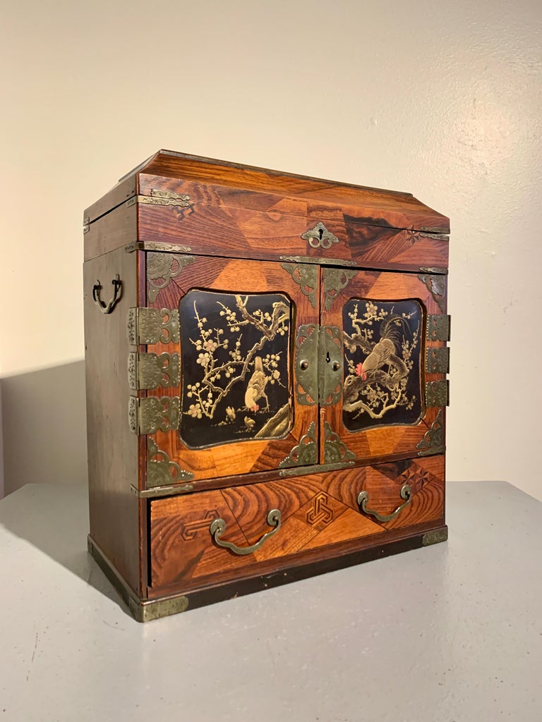 A very attractive Japanese wood table top jewelry or collector's chest with marquetry and lacquer decoration, Meiji period, circa 1900, Japan. Previously in the collection of Asbjorn Lunde (1927 - 2017). 

The chest is crafted in the form of a