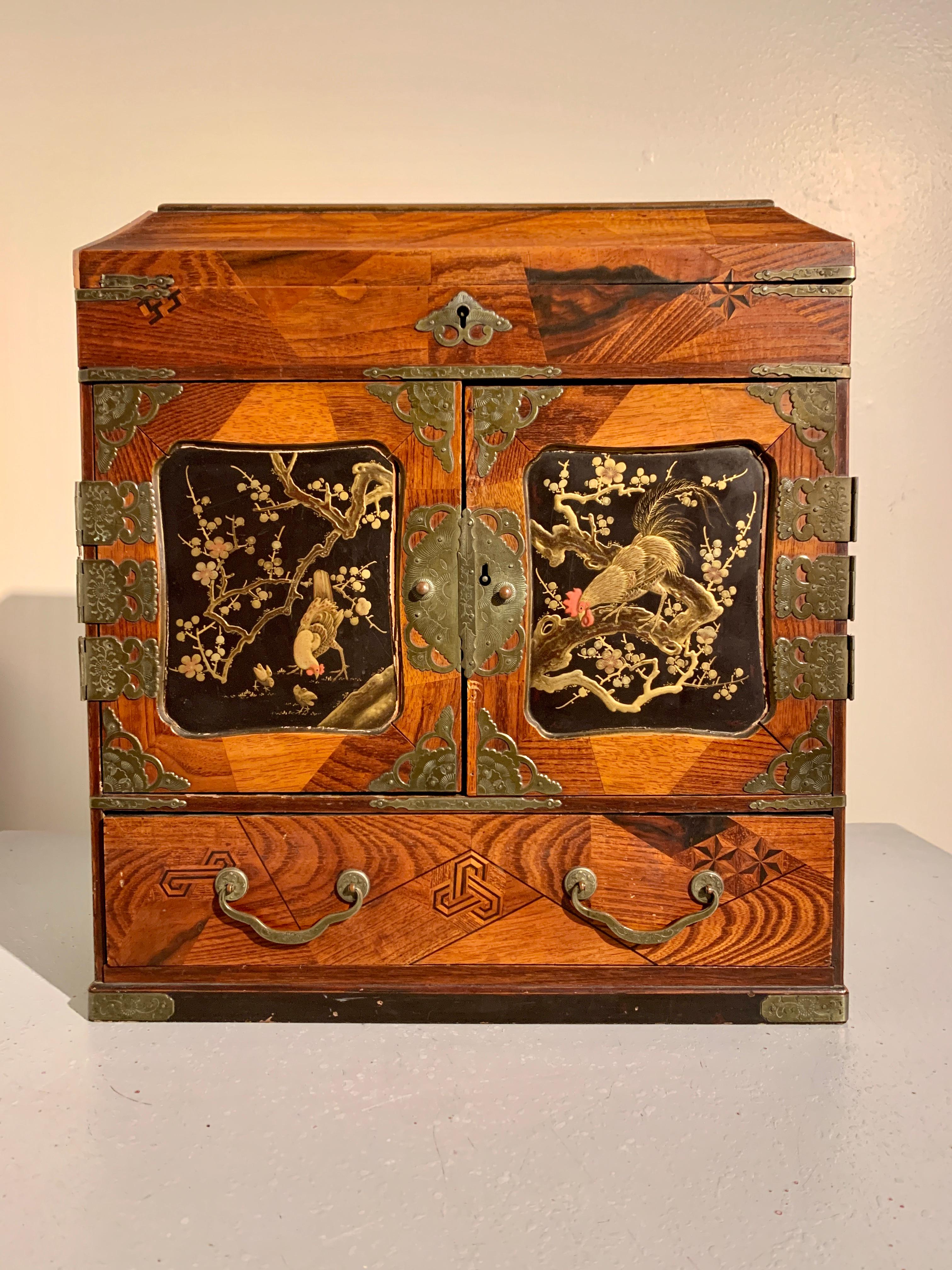 Cofre joyero japonés de marquetería y laca, Periodo Meiji, hacia 1900, Japón Japonés en venta