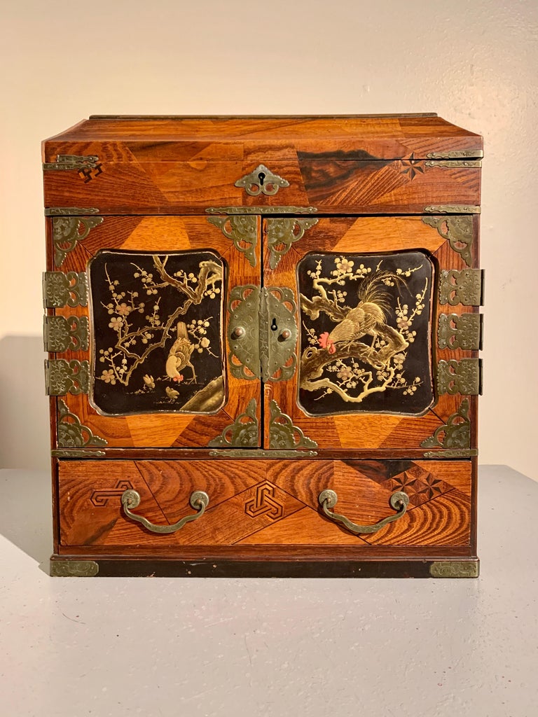 Gilt Japanese Marquetry and Lacquer Jewelry Chest, Meiji Period, circa 1900, Japan For Sale