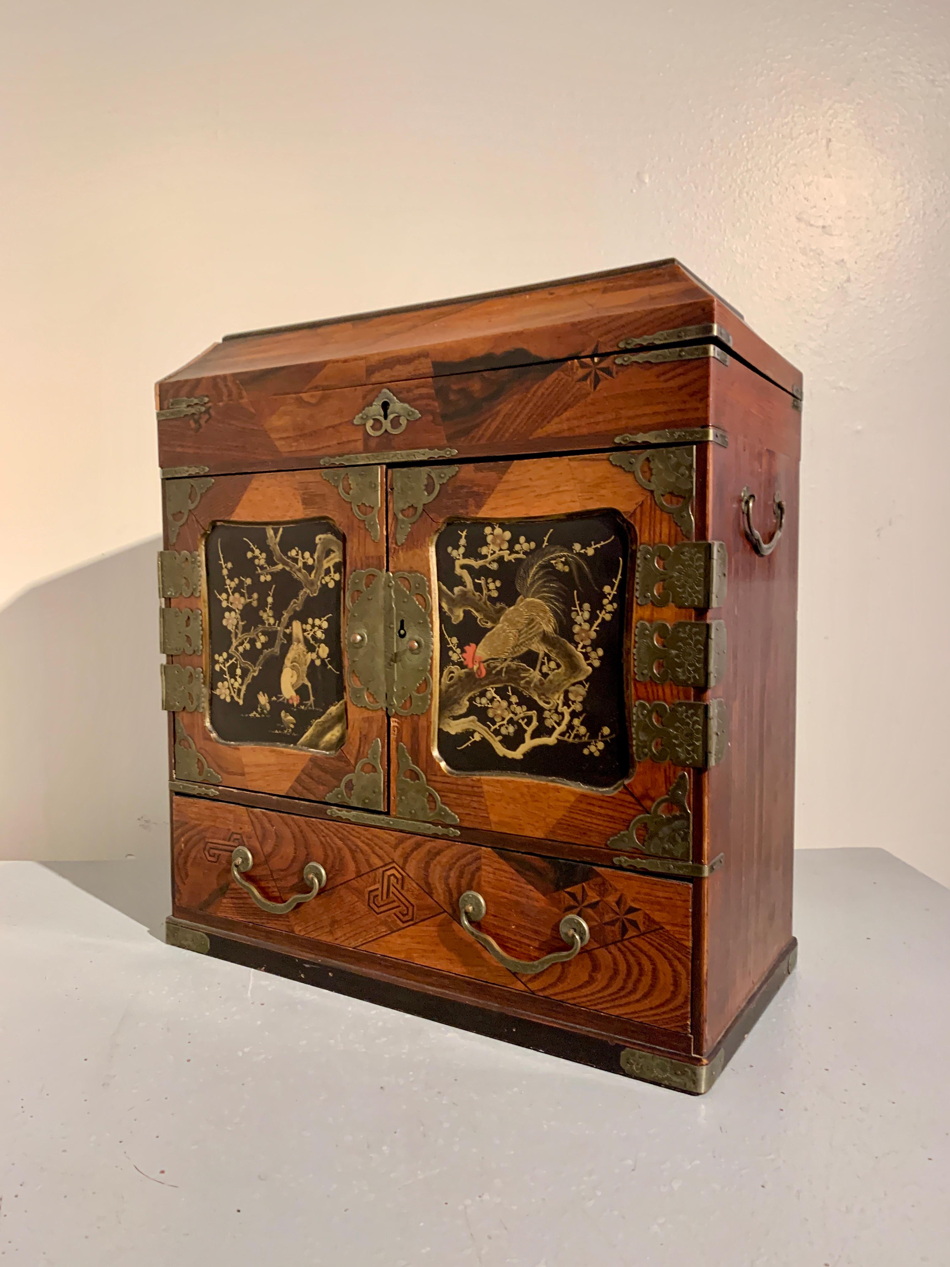 Cofre joyero japonés de marquetería y laca, Periodo Meiji, hacia 1900, Japón en Bastante bueno estado para la venta en Austin, TX