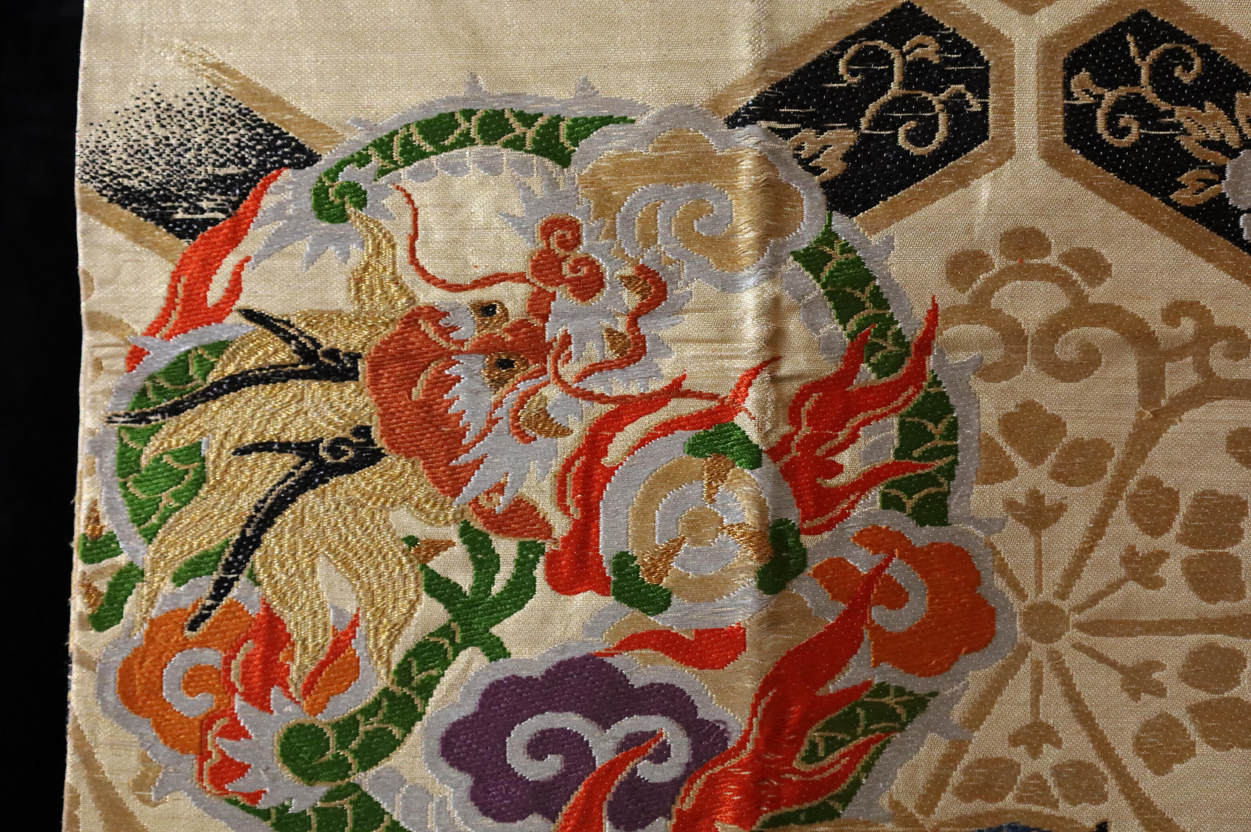 Japanese Maru Obi with Gold Embroidered Dragons – Silk Brocade, Taisho to Showa In Good Condition For Sale In Fukuoka, JP