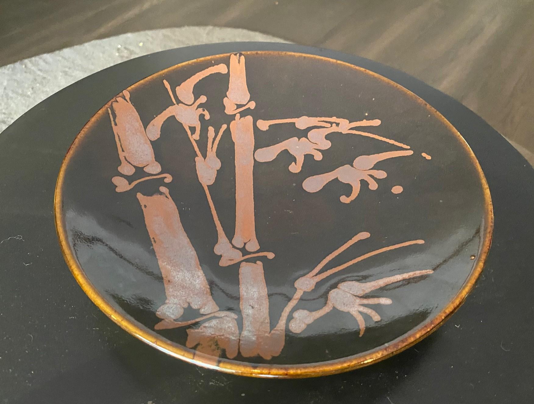 Eine sehr schöne und fachmännisch gefertigte japanische Mashiko Ware Mingei (Volkshandwerk/Volkskunst) Bambus dekoriert Keramik Teller / flache Schale ganz ähnlich wie die Werke des Meisters Töpfer Shoji Hamada.  Die handgemalten Bambusdetails auf