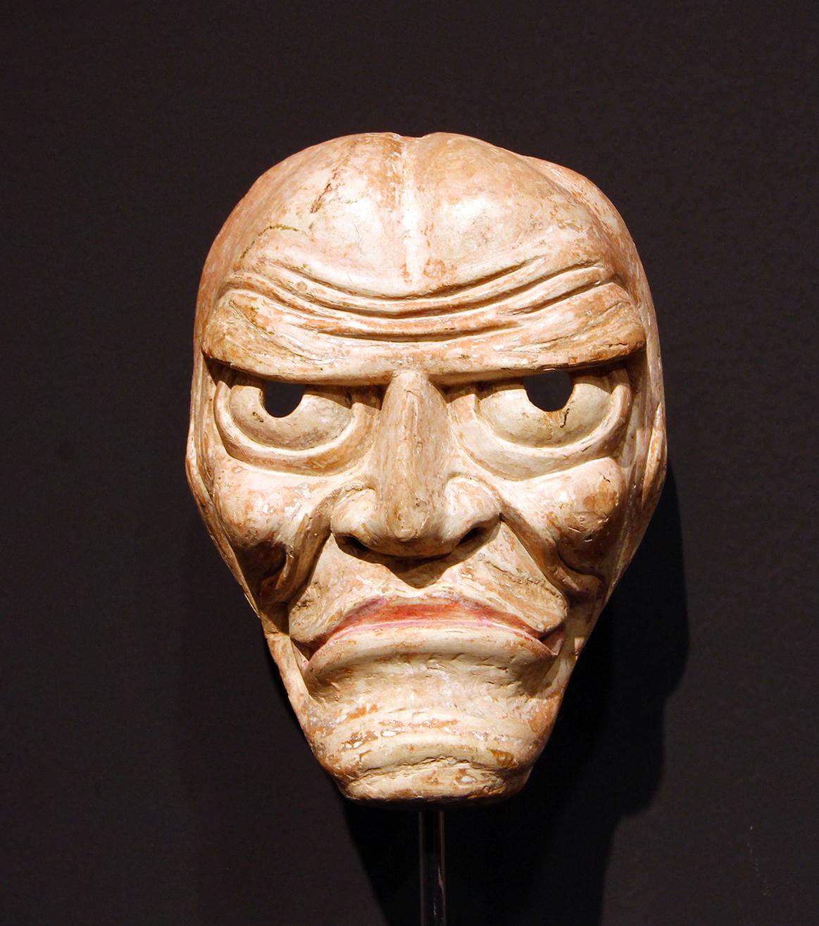 A rare Japanese Bukaku comic demon mask dating from the early Edo period, but could also be from the late Momoyama period.
The early Edo period is the golden age of Noh tragic theater.
It is masterfully sculpted by accentuating the depth of the