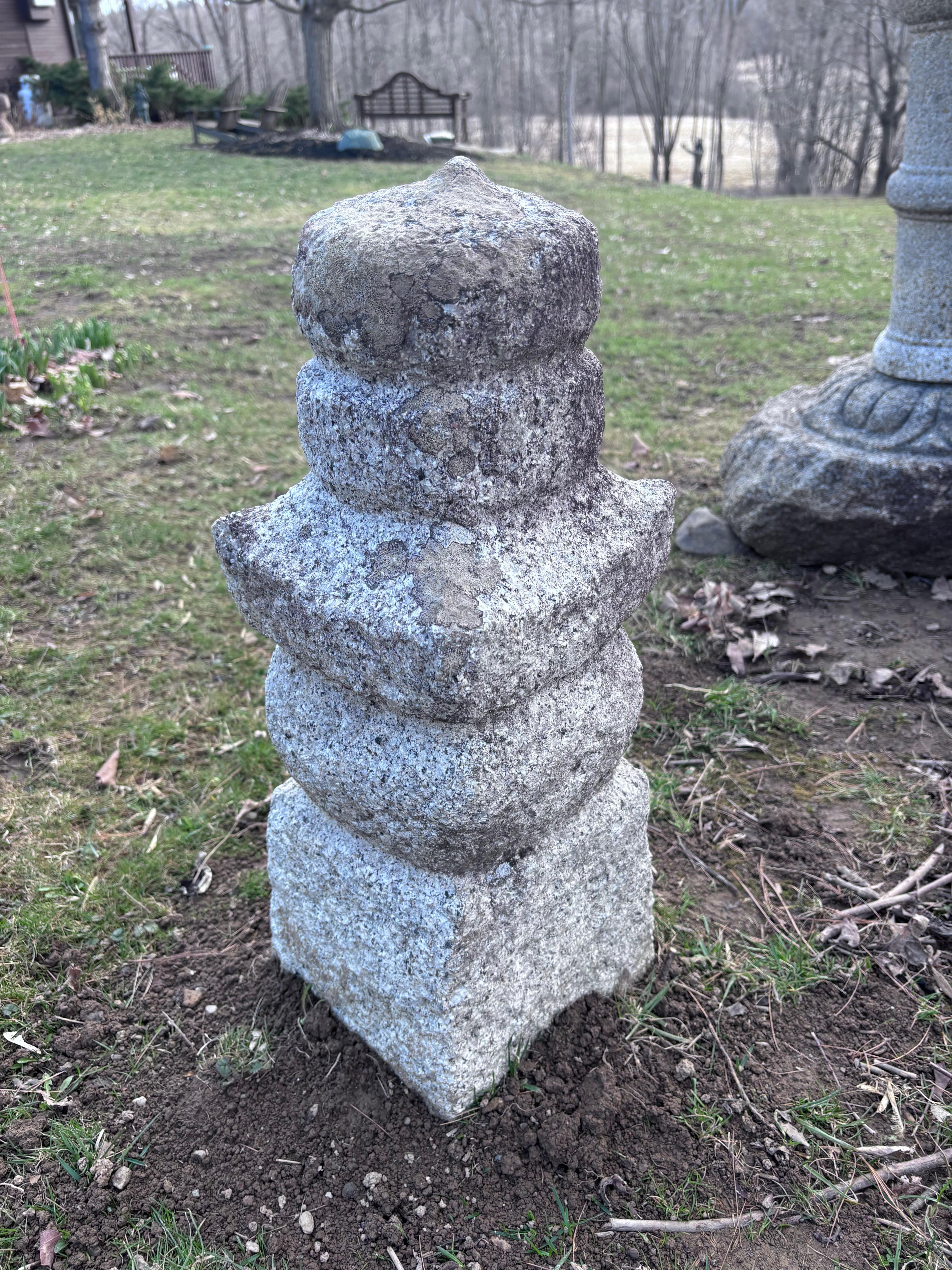 Obra de Arte Antigua de importancia histórica. 300 años de antigüedad. Ejemplo masivo.

Japón, un fino y enorme Gorinto superviviente o Estupa de cinco niveles esculpido en una sola pieza de una piedra gris. 

Data del siglo XVIII o antes, de