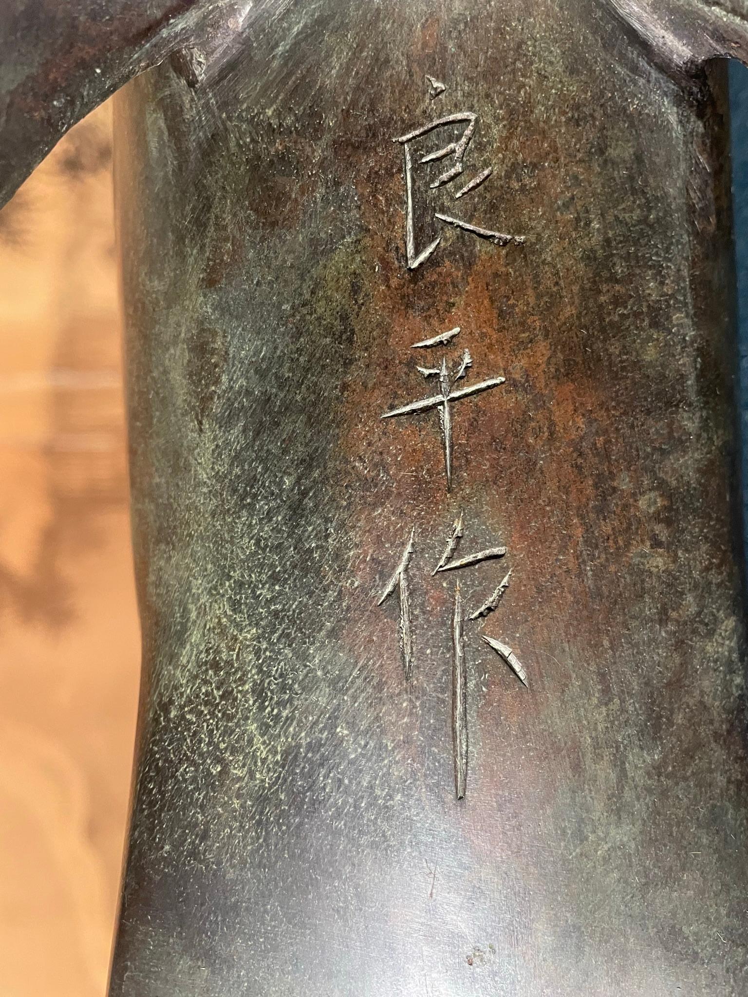 Japanische massive Bronze-Trophäe mit weichendem Koi-Fisch, signiert im Angebot 4