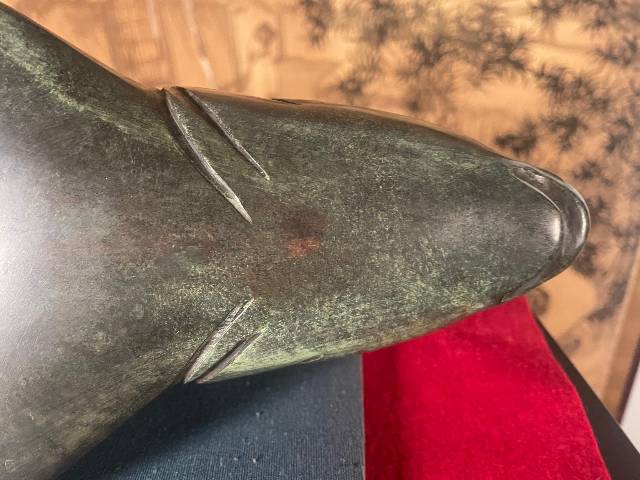 Japanische massive Bronze-Trophäe mit weichendem Koi-Fisch, signiert im Angebot 5