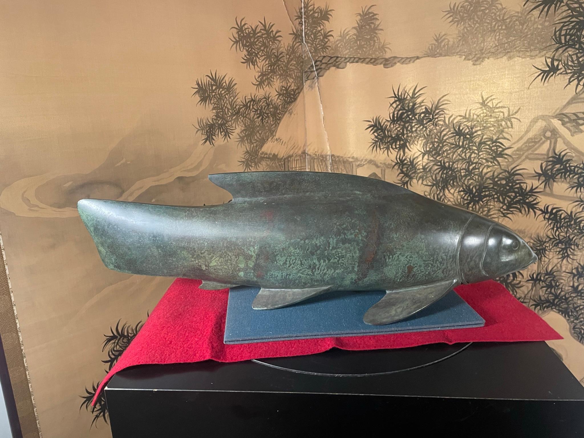 Japanische massive Bronze-Trophäe mit weichendem Koi-Fisch, signiert im Angebot 6