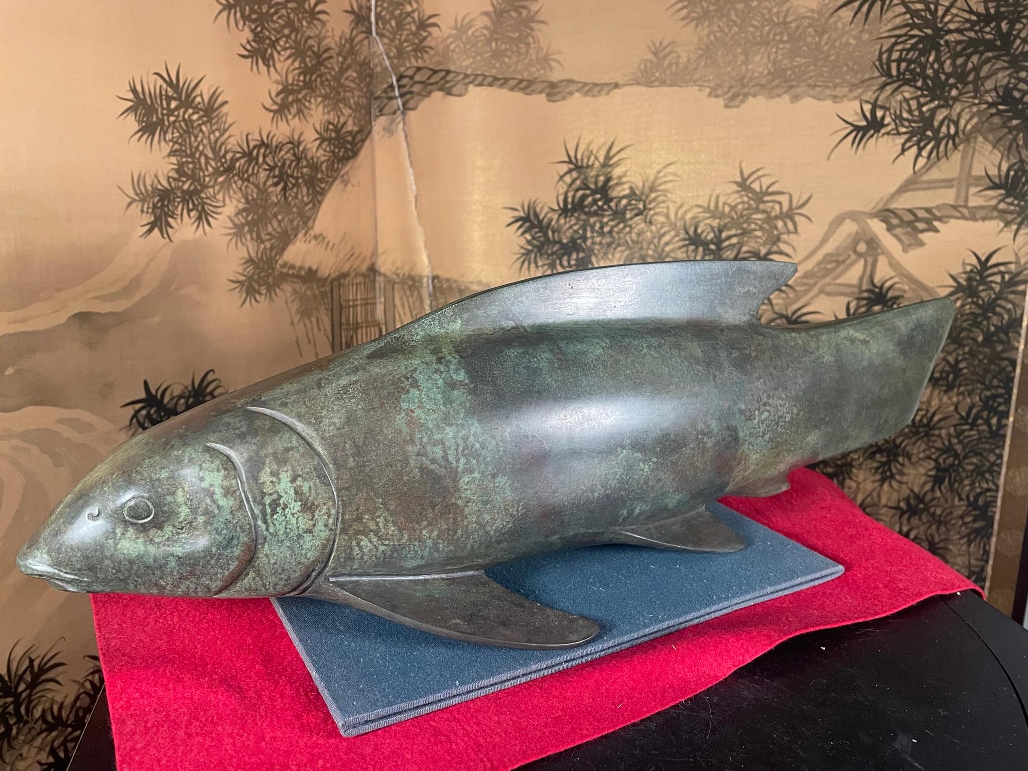 Japanische massive Bronze-Trophäe mit weichendem Koi-Fisch, signiert (Showa) im Angebot