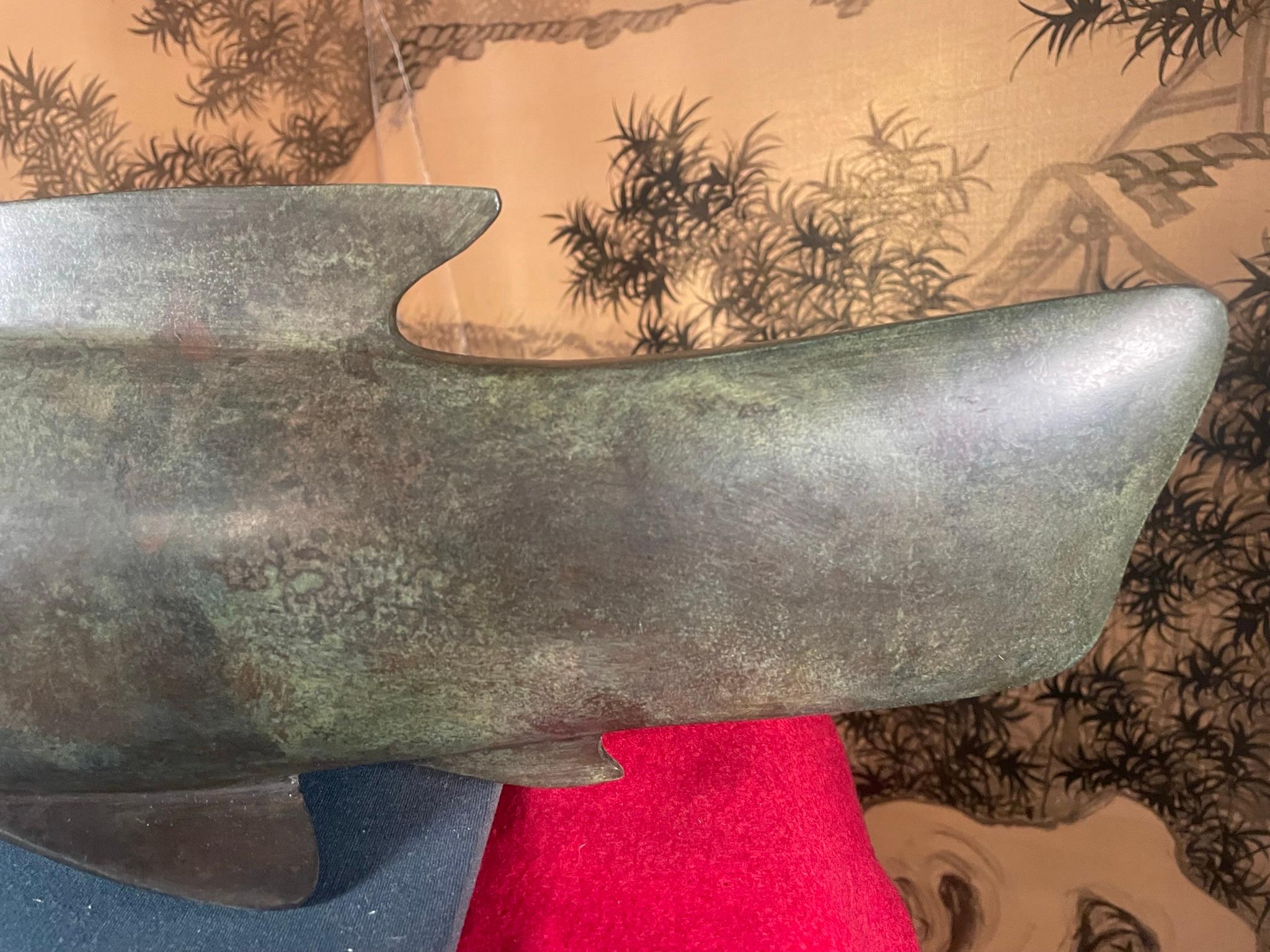 Japanische massive Bronze-Trophäe mit weichendem Koi-Fisch, signiert im Angebot 1