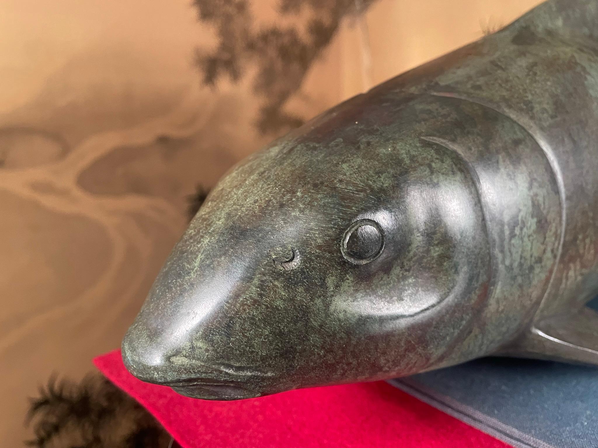 Japanische massive Bronze-Trophäe mit weichendem Koi-Fisch, signiert im Angebot 2