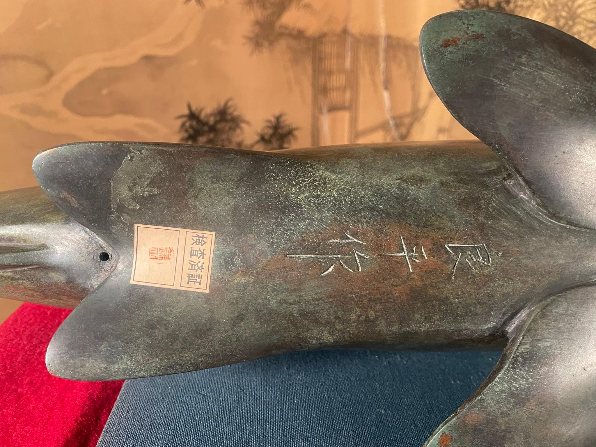 Japanische massive Bronze-Trophäe mit weichendem Koi-Fisch, signiert im Angebot 3