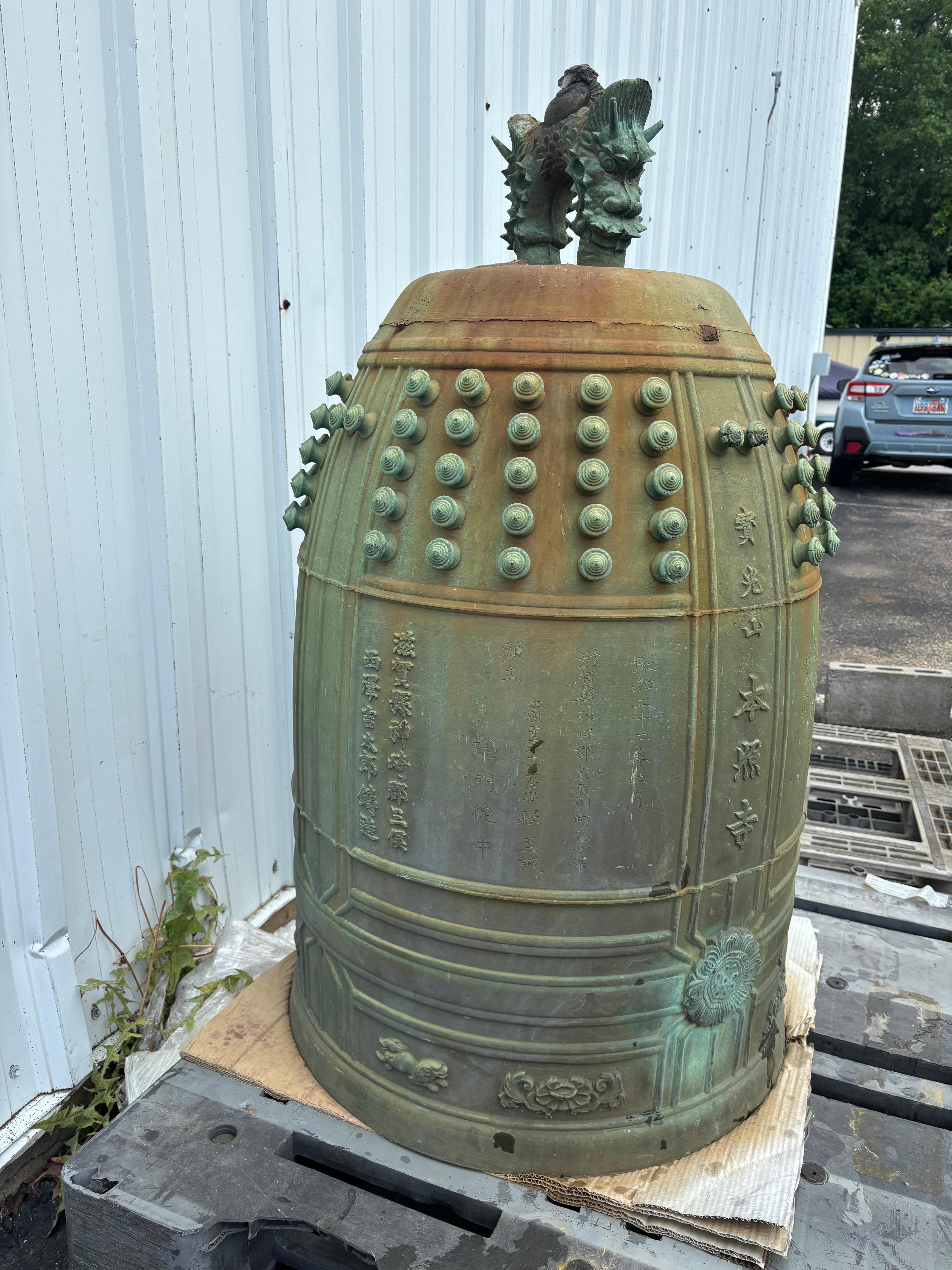 Campana de la Paz Japonesa Masiva de Bronce 45 Pulgadas de Altura en venta 5