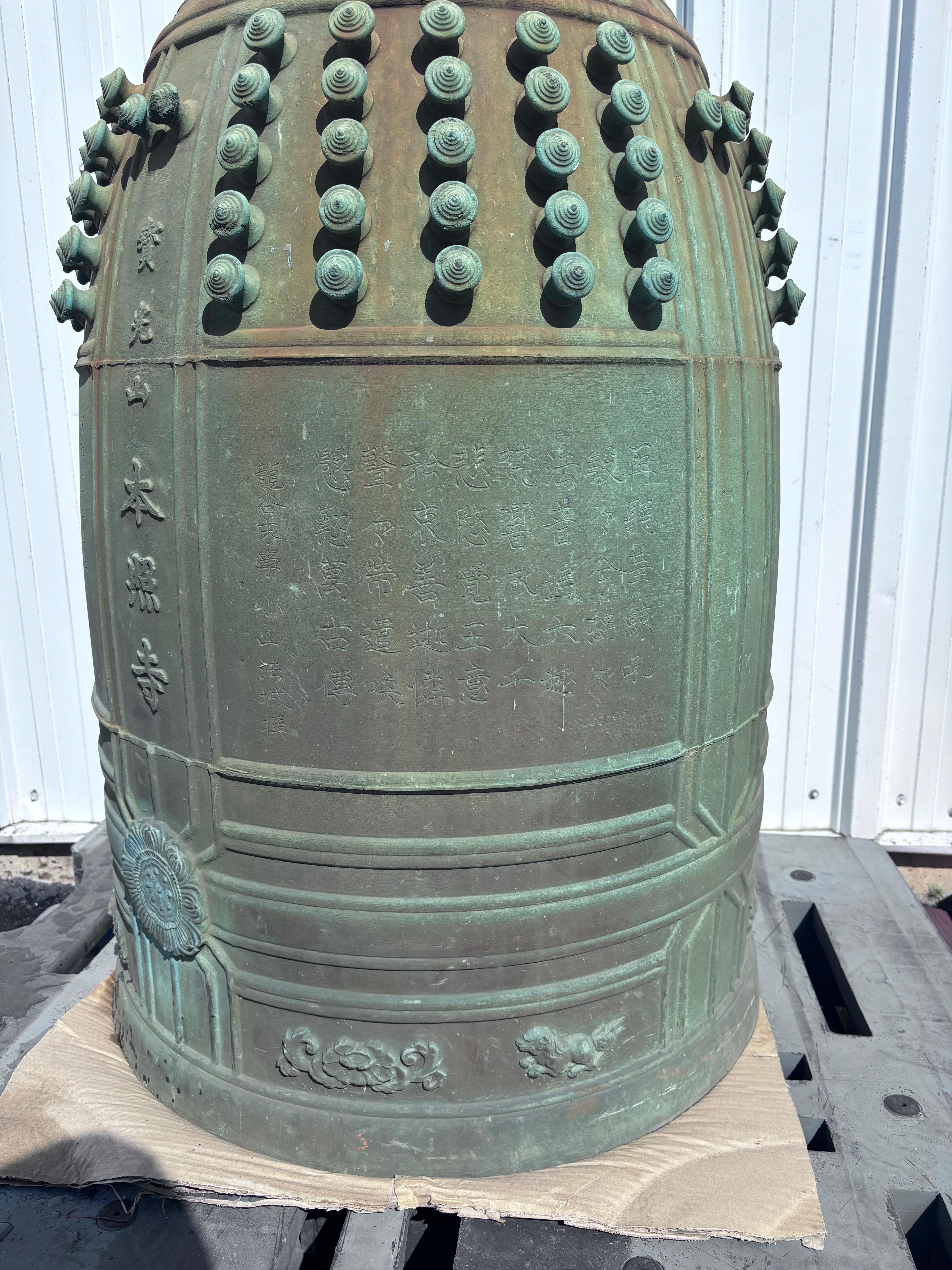 Campana de la Paz Japonesa Masiva de Bronce 45 Pulgadas de Altura Showa en venta
