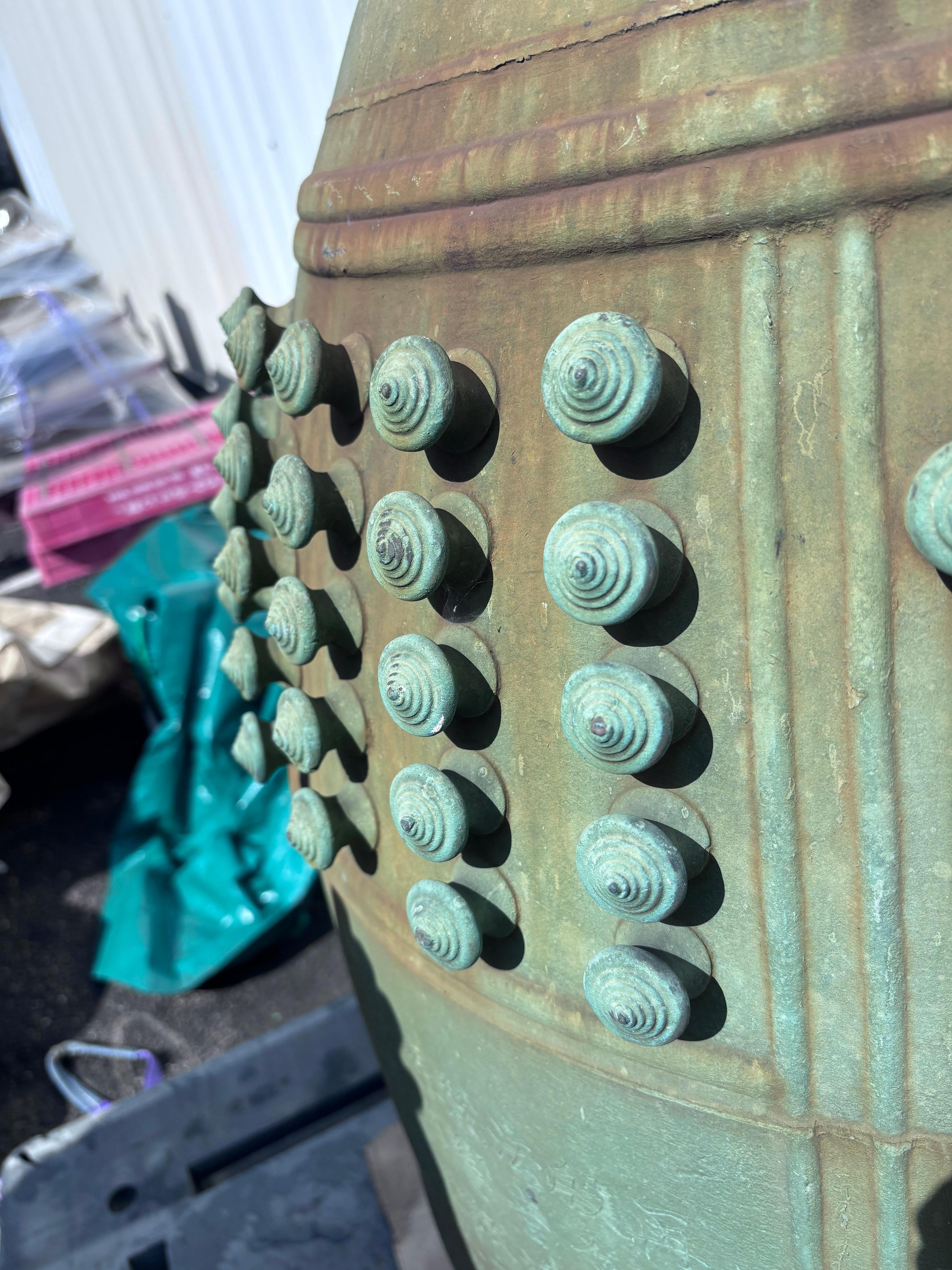 Campana de la Paz Japonesa Masiva de Bronce 45 Pulgadas de Altura en venta 2