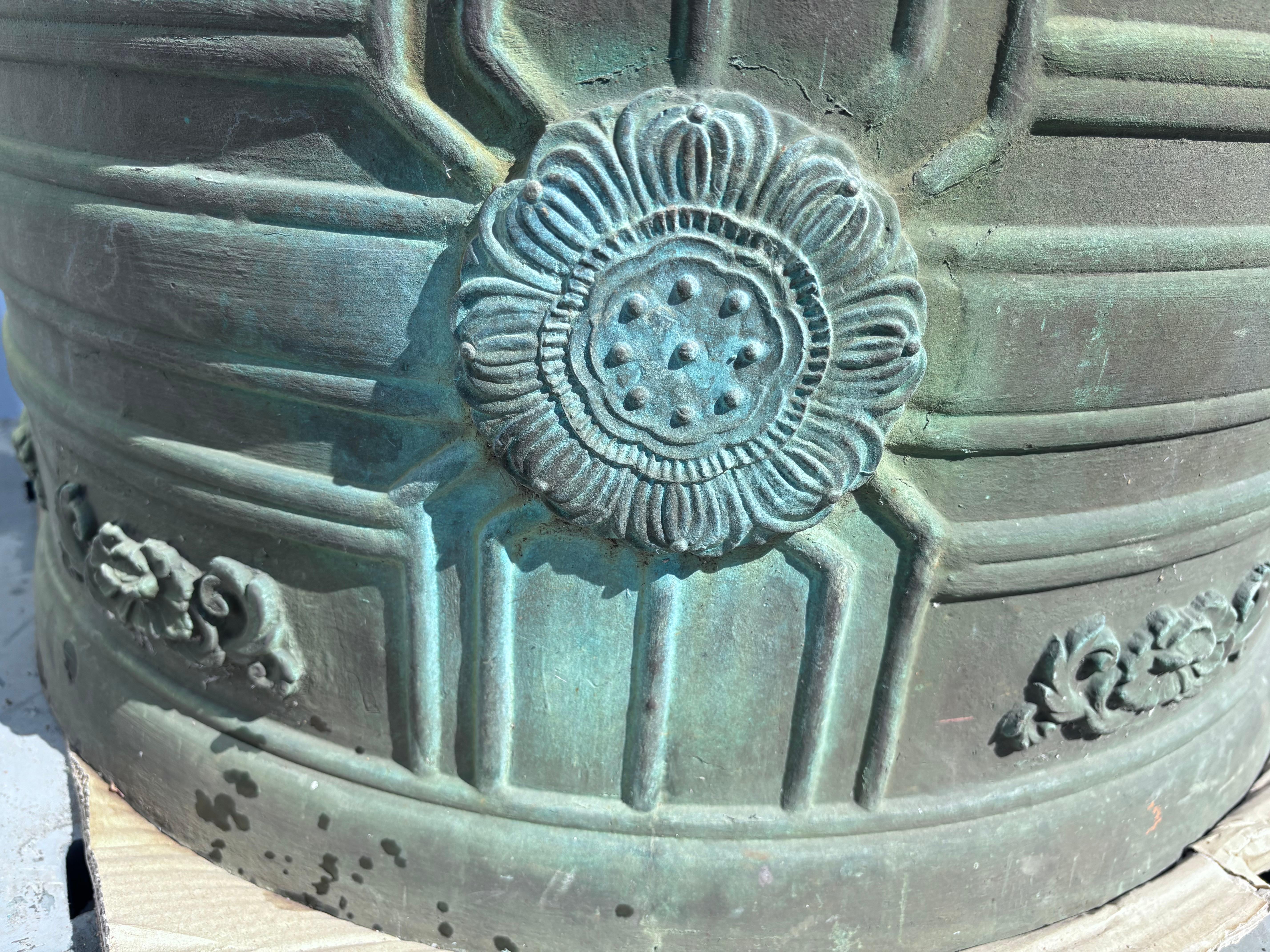 Campana de la Paz Japonesa Masiva de Bronce 45 Pulgadas de Altura en venta 6