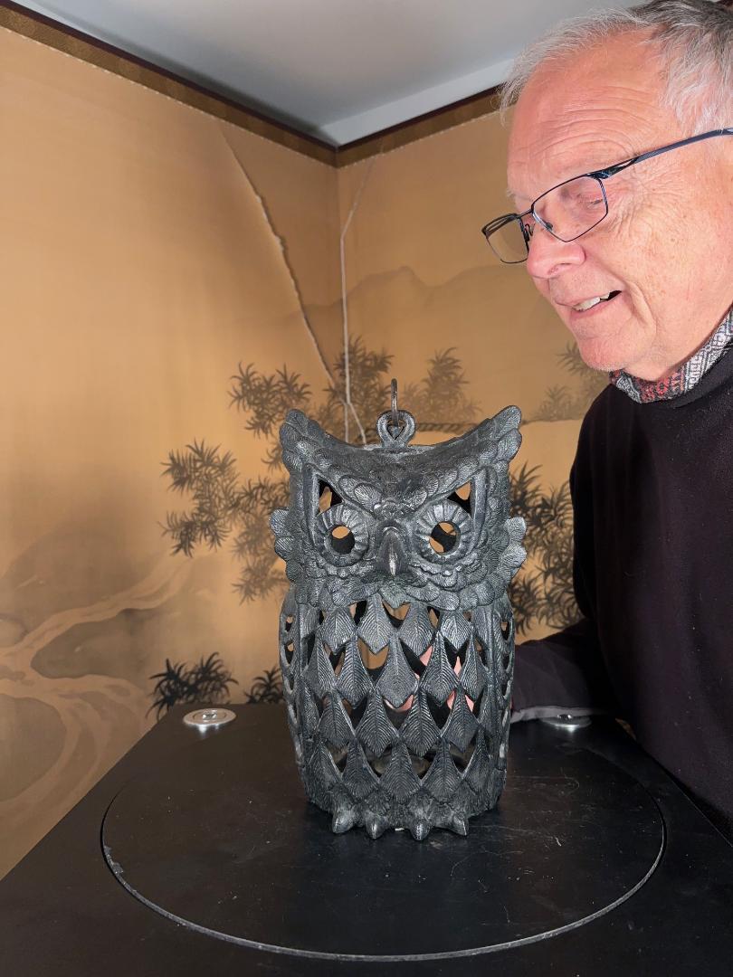 Extraordinary size- Mint Condition- Signed Japan.

Japanese massive over size owl lighting lantern, 12.5 inches tall.

This handsome Japanese quality over sized iron 