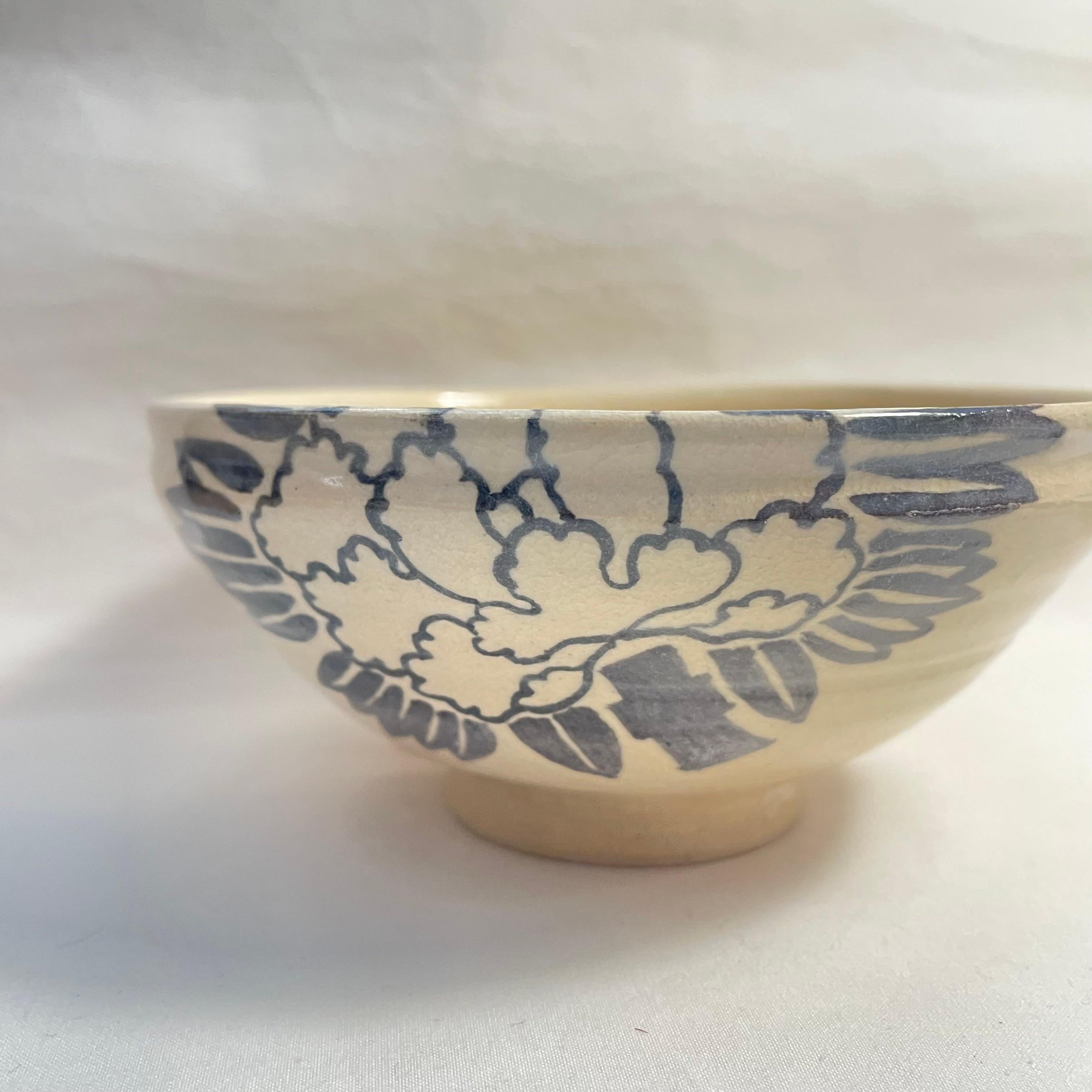 Il s'agit d'un bol à matcha que nous utilisons pour la cérémonie du thé.
Ce bol a été fabriqué dans les années 1980, à l'ère Showa au Japon.
Il est fabriqué en porcelaine.

Dimensions :  13x 13 x H 6 cm