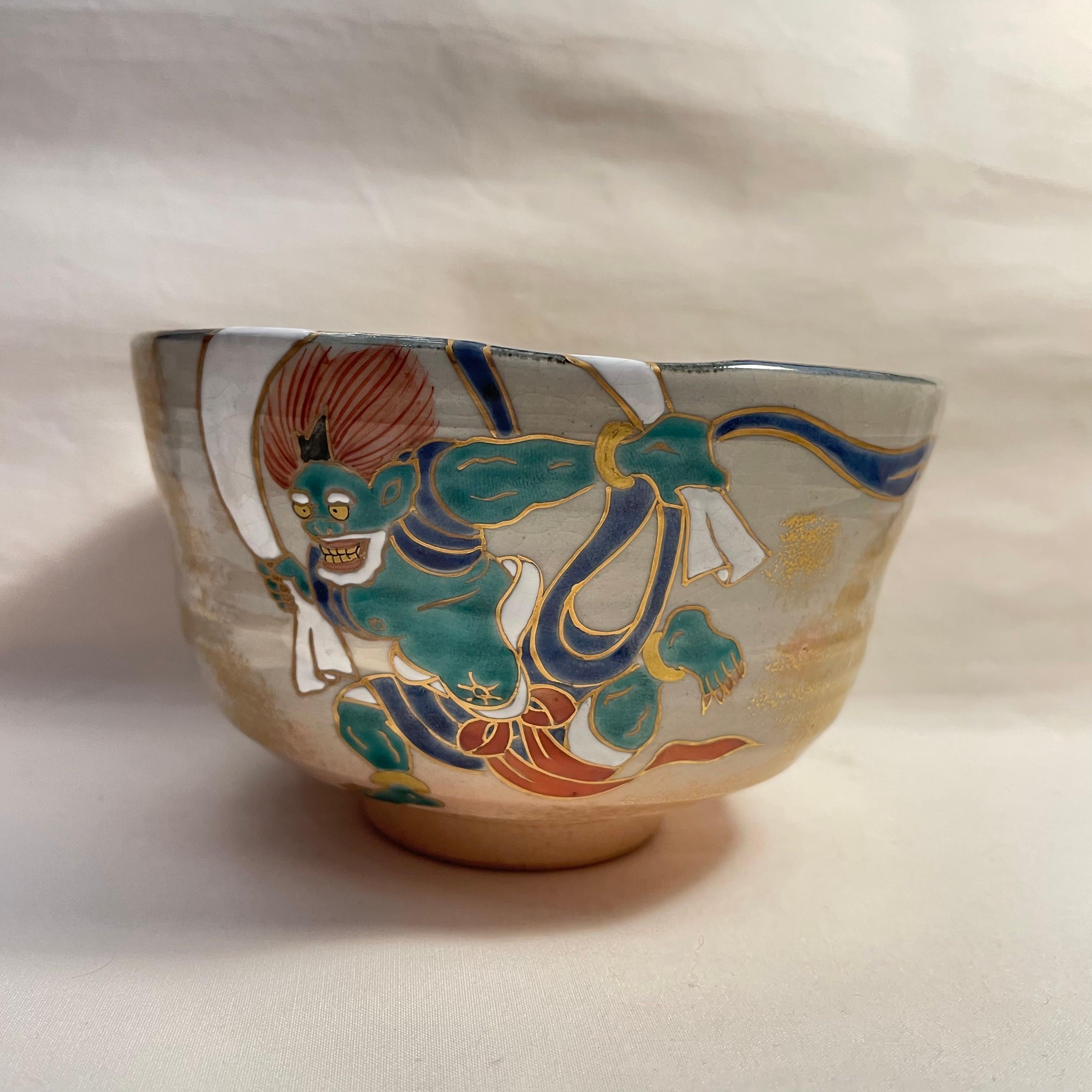 Éste es un cuenco de matcha que utilizamos para la ceremonia del té. Está todo pintado a mano y se hizo con el estilo Kyo-kiyomizu, Narutaki gama que se fabricaba en la prefectura de Kioto.
Y el diseño se llama Fujin. 
Este cuenco se fabricó hacia