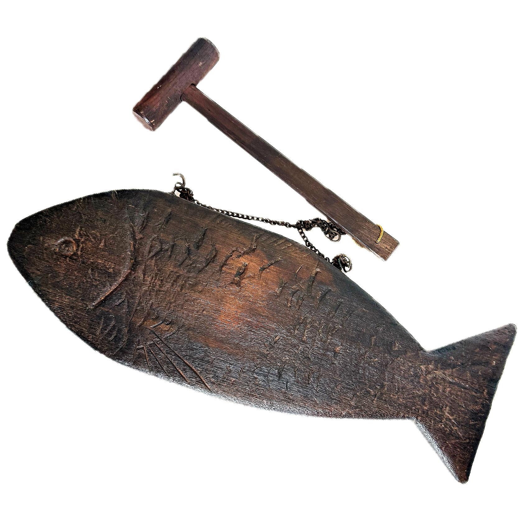 Sculpté Tambour de méditation japonais (Gyoban), en forme de poisson avec frappe, Wood, période Meiji en vente
