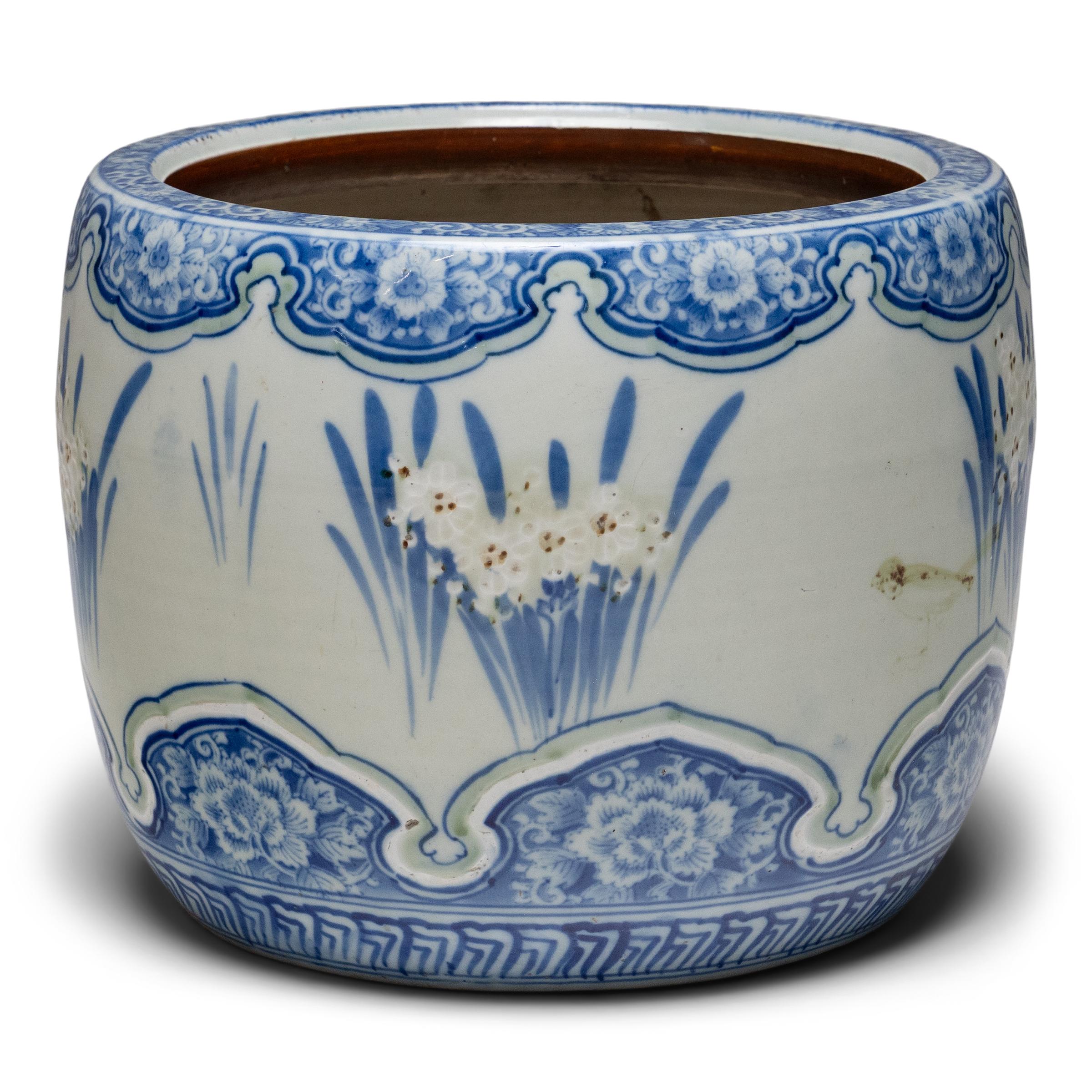 Japanese Meiji Blue & White Daffodil Hibachi In Good Condition For Sale In Chicago, IL
