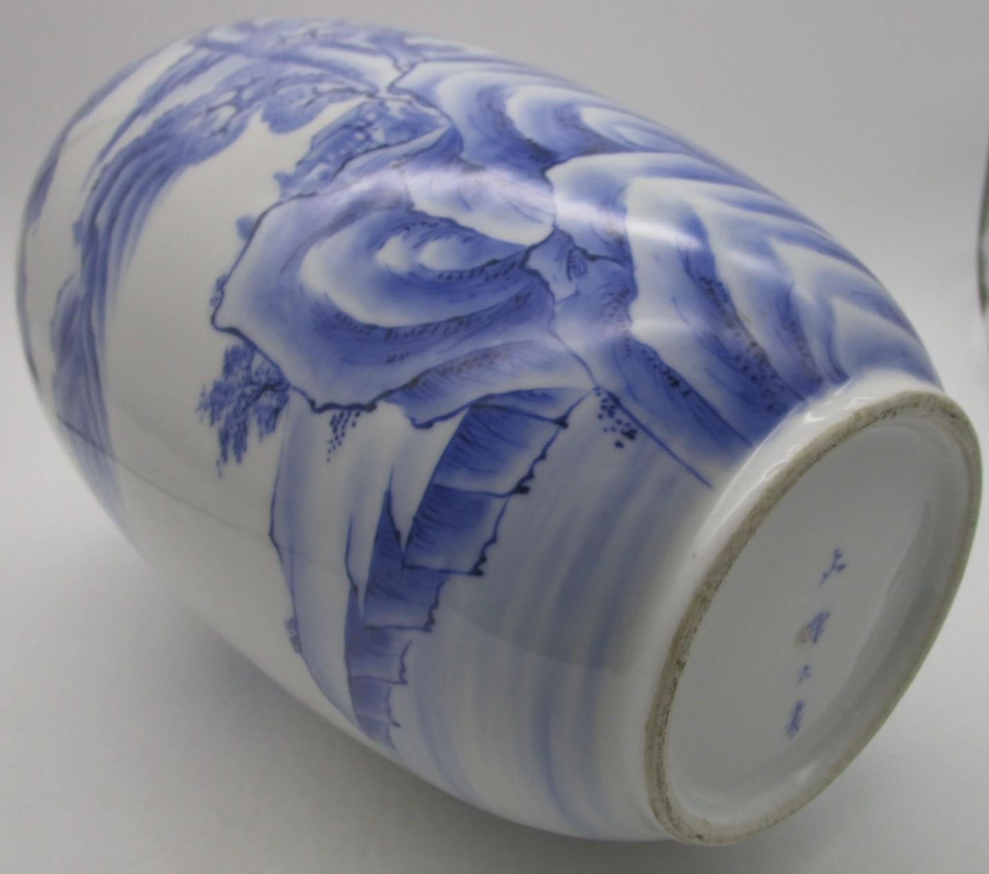 Japanese Meiji Blue White Porcelain Vase by Tominaga Genroku, circa 1890 In Good Condition In Takarazuka, JP