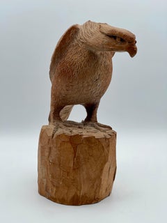 Okimono giapponese dell'epoca Meiji in bosso raffigurante un falco appollaiato, firmato, CIRCA 1910