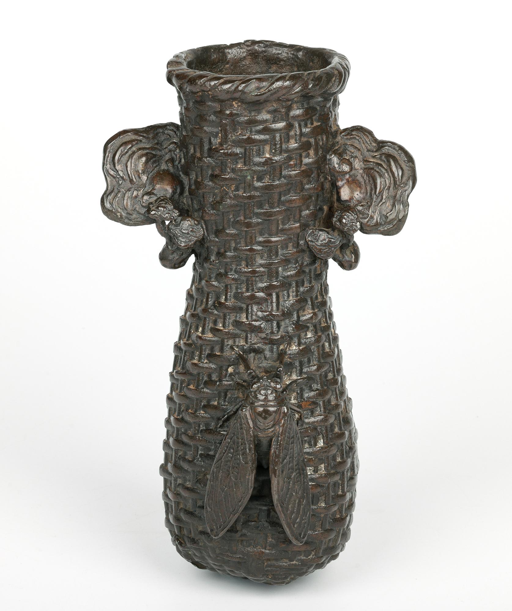Jarrón de pared japonés Meiji de bronce con tejido de cestas y cigarra en venta 3