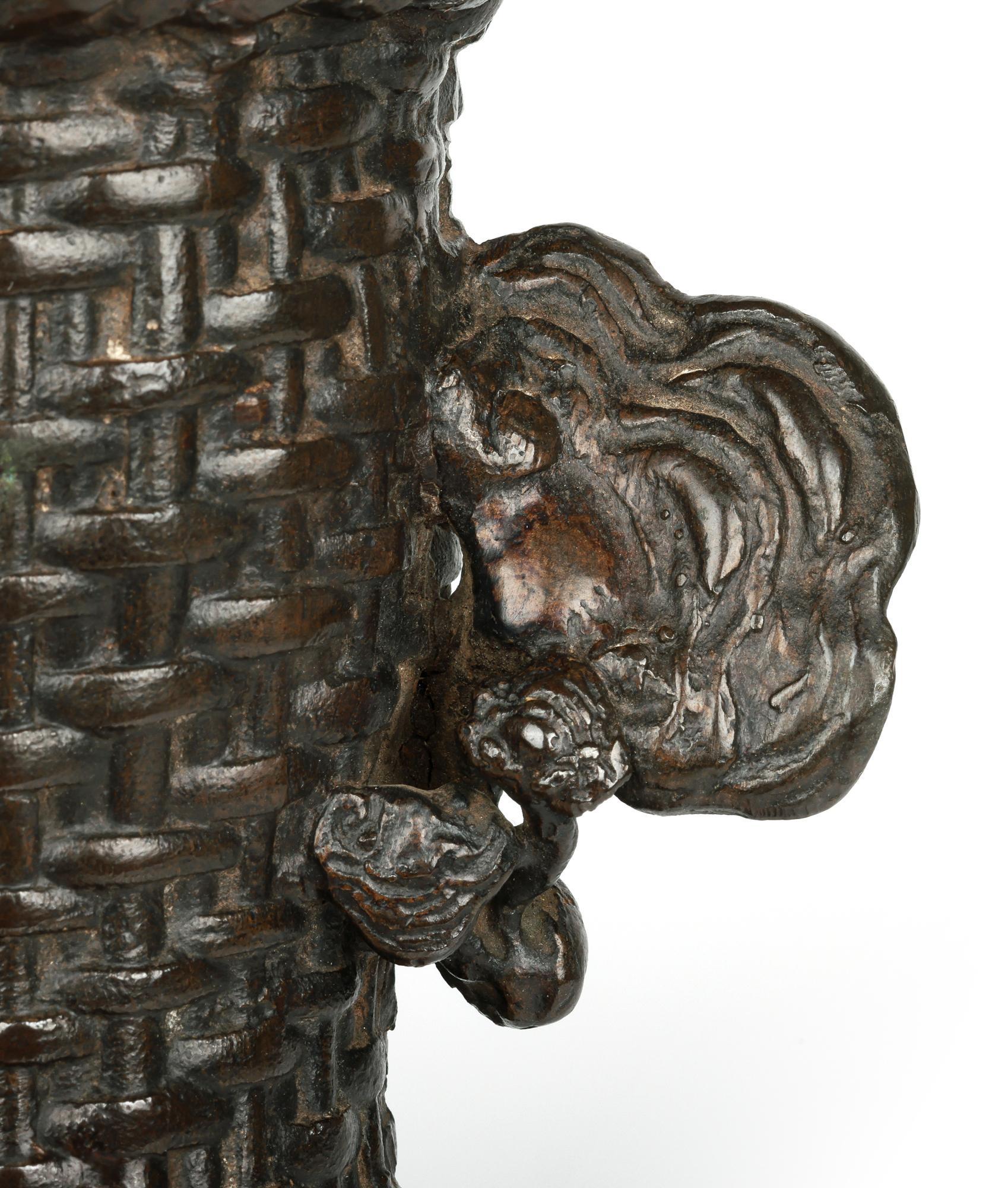 Jarrón de pared japonés Meiji de bronce con tejido de cestas y cigarra en venta 5