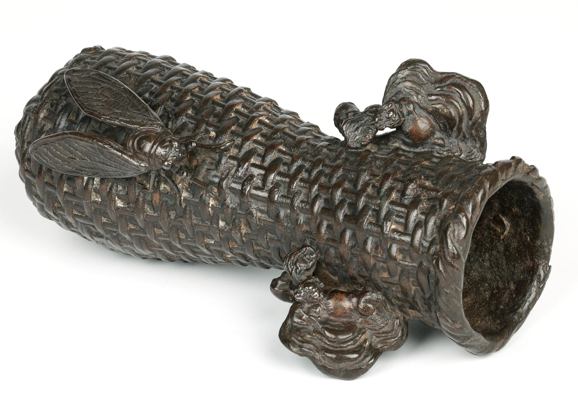 Jarrón de pared japonés Meiji de bronce con tejido de cestas y cigarra en venta 7