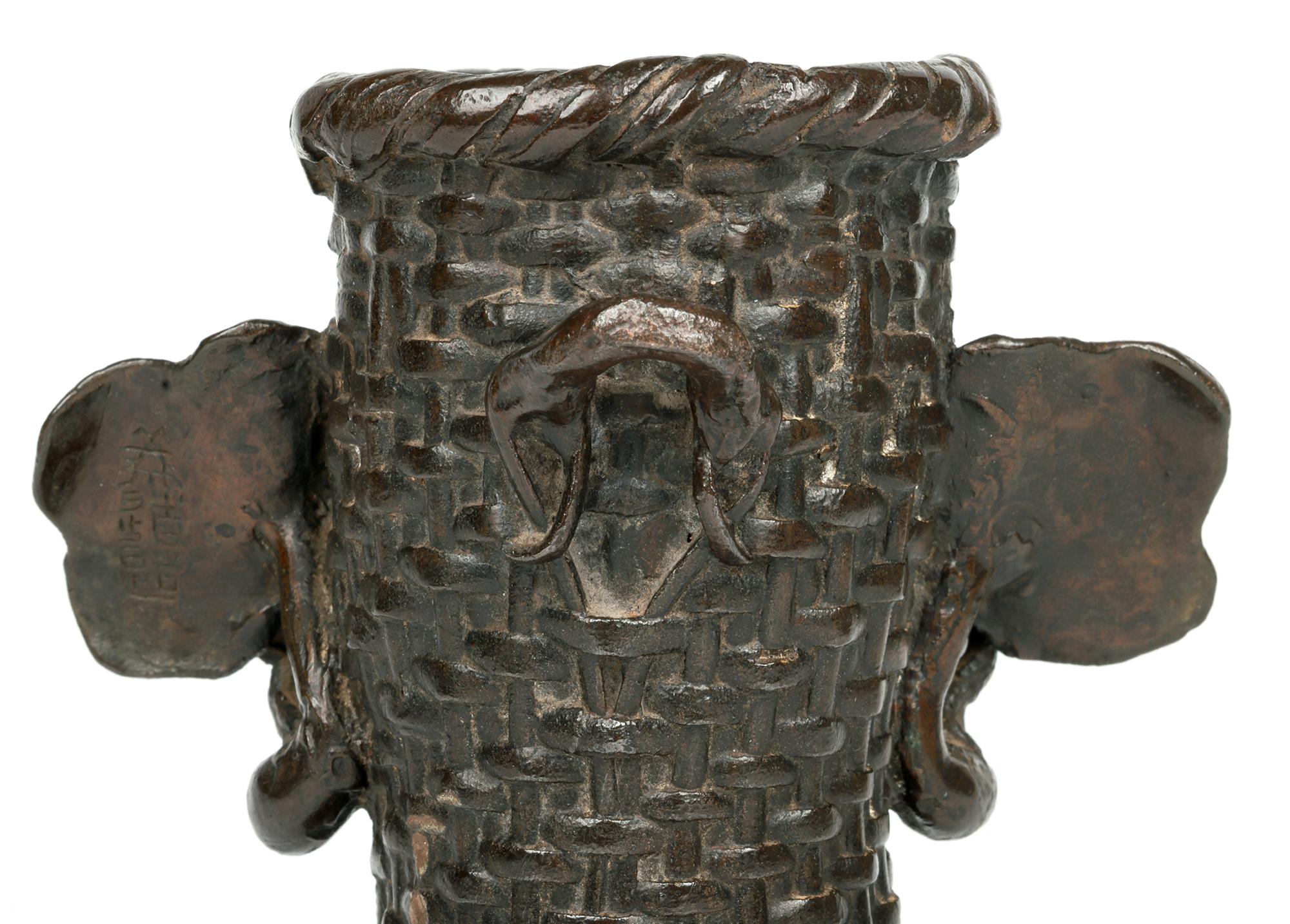 Jarrón de pared japonés Meiji de bronce con tejido de cestas y cigarra en venta 9