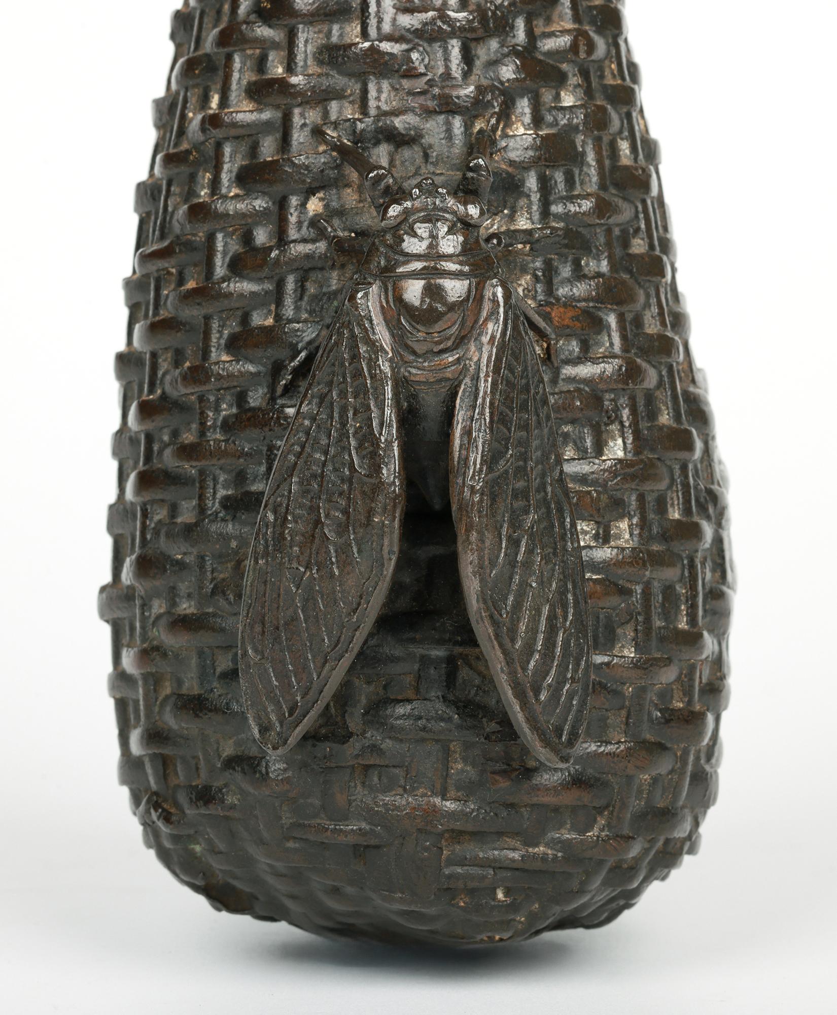 Jarrón de pared japonés Meiji de bronce con tejido de cestas y cigarra Japonés en venta