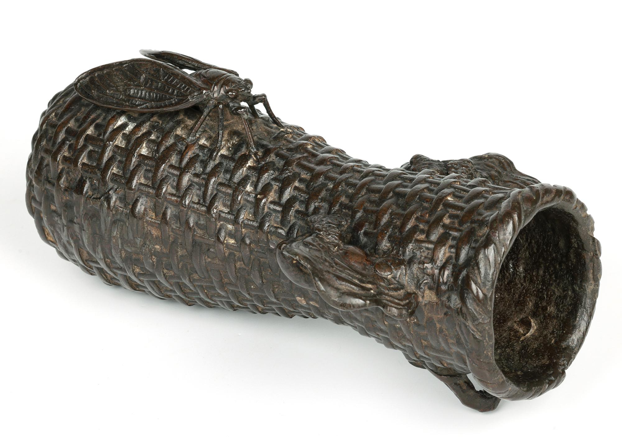 Jarrón de pared japonés Meiji de bronce con tejido de cestas y cigarra siglo XIX en venta