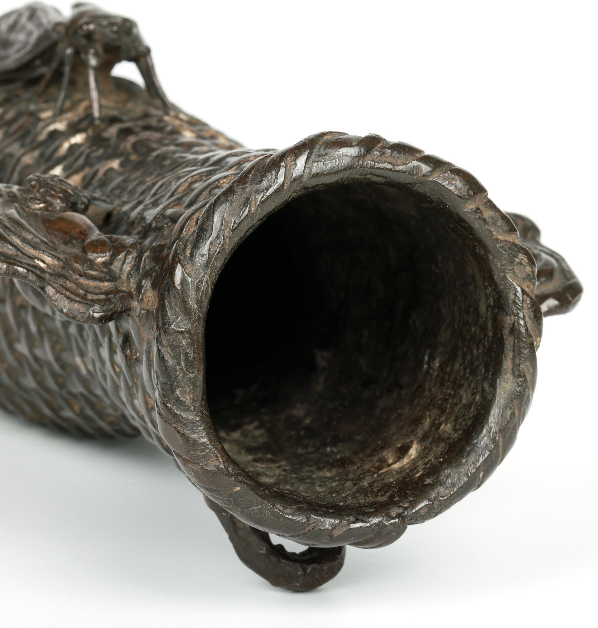 Jarrón de pared japonés Meiji de bronce con tejido de cestas y cigarra en venta 1