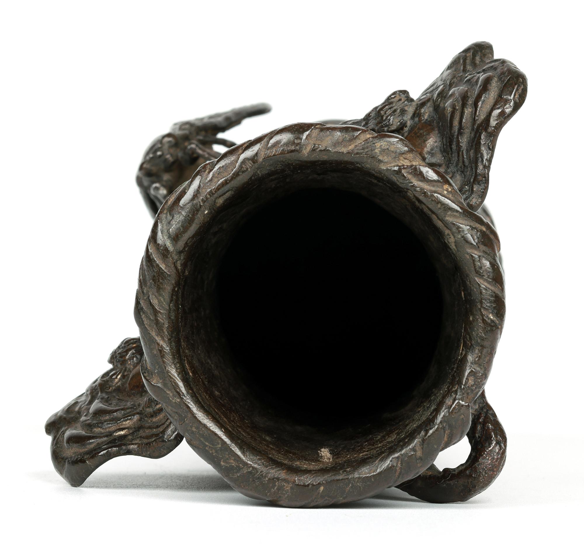 Jarrón de pared japonés Meiji de bronce con tejido de cestas y cigarra en venta 2