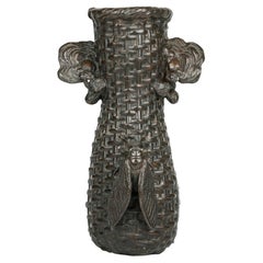 Jarrón de pared japonés Meiji de bronce con tejido de cestas y cigarra