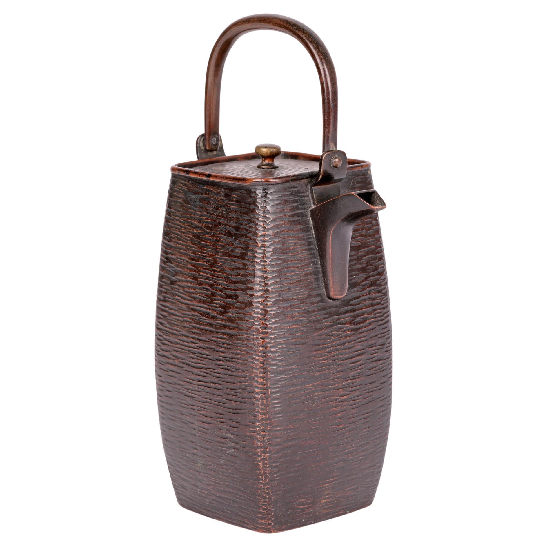 Vaso da sakè giapponese Meiji in bronzo con motivo a intreccio