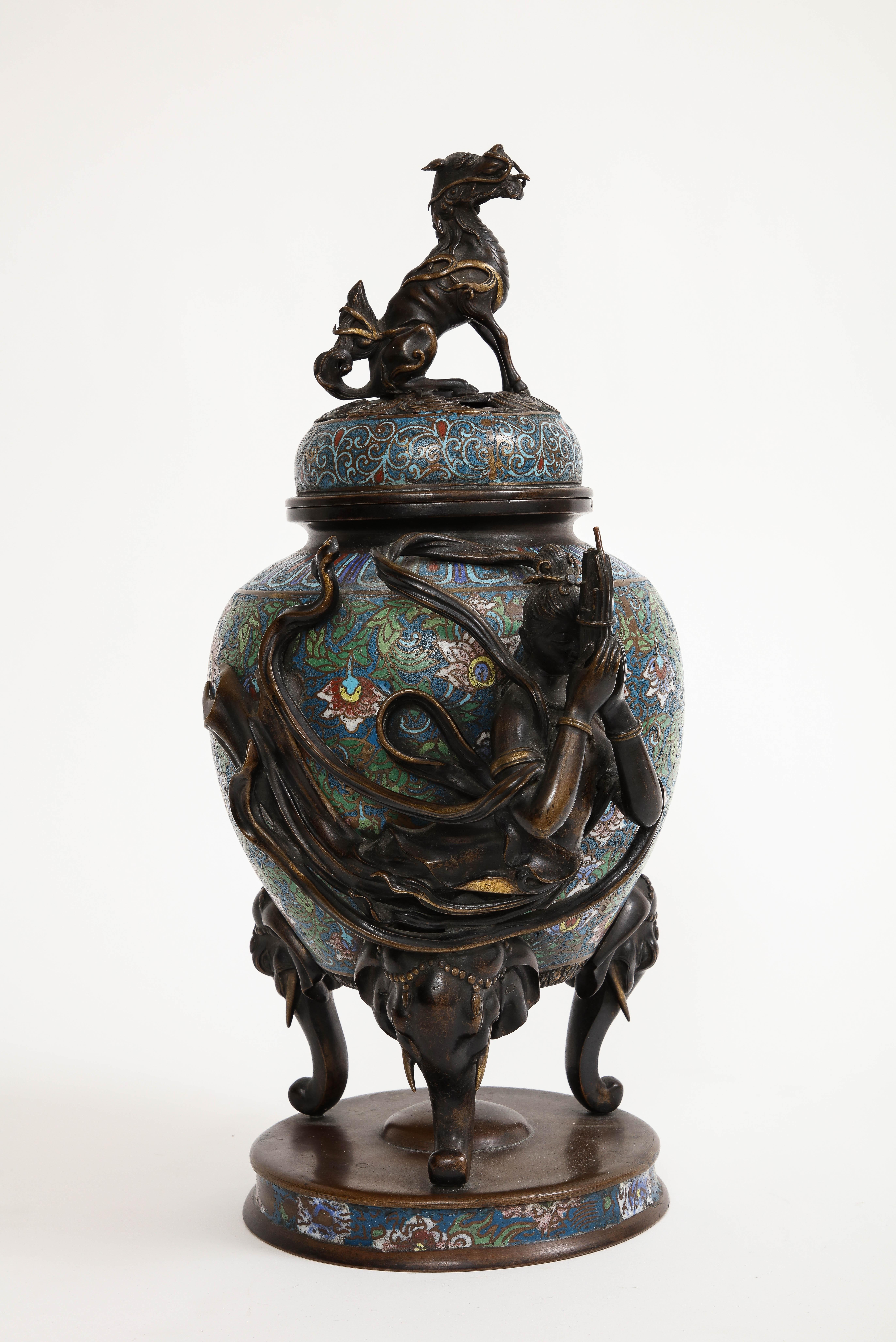 Bruciaincenso giapponese del periodo Meiji in bronzo e smalto champlevé con geisha e ryu/shishi 

Presenta uno splendido capolavoro del venerato periodo Rever, uno squisito incensiere giapponese in bronzo ornato con smalto Champlevé. Questo pezzo