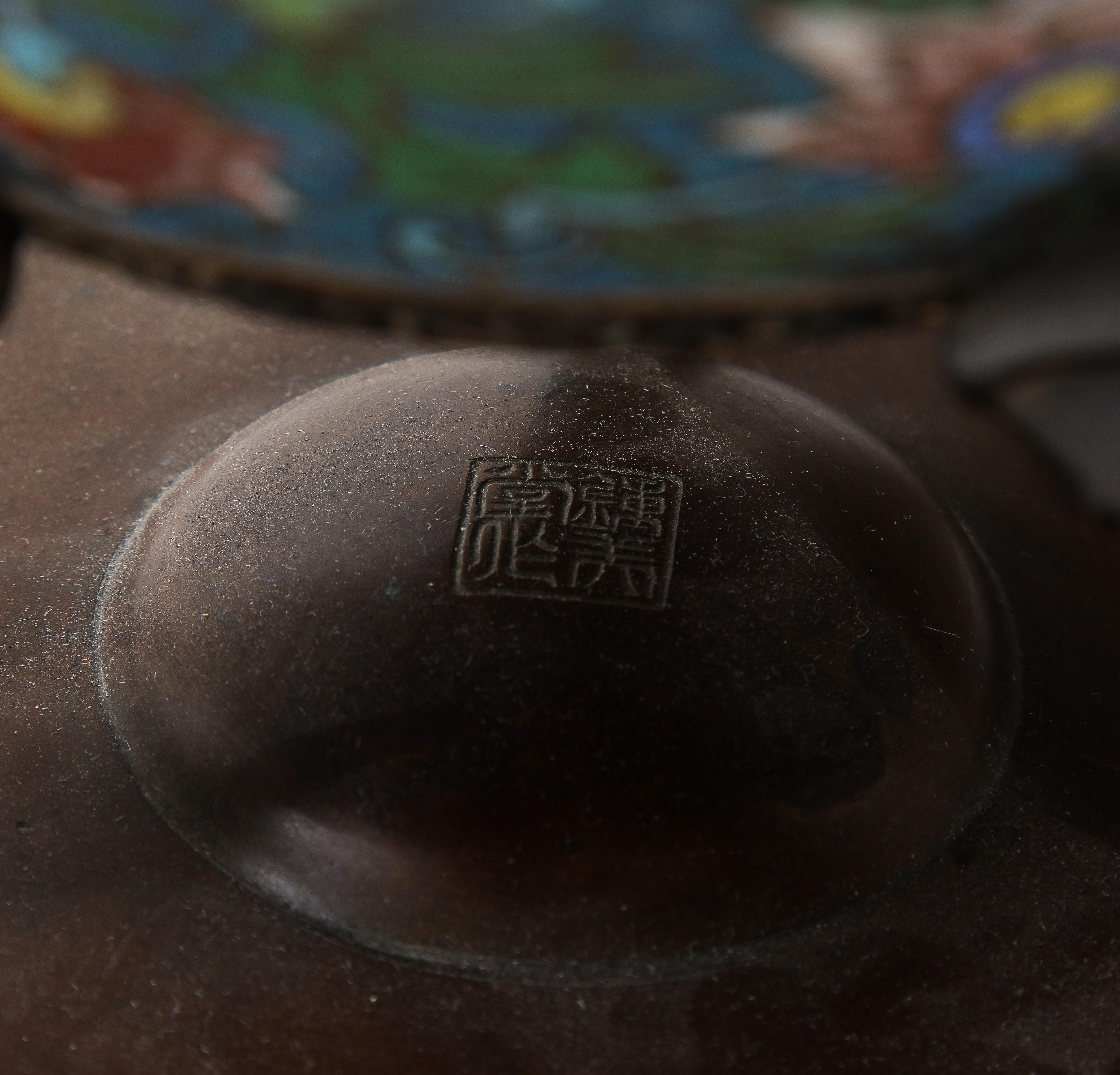 Bruciaincenso giapponese in bronzo Meiji con smalto champlevé, Geisha e Ryu/Shishi in vendita 13