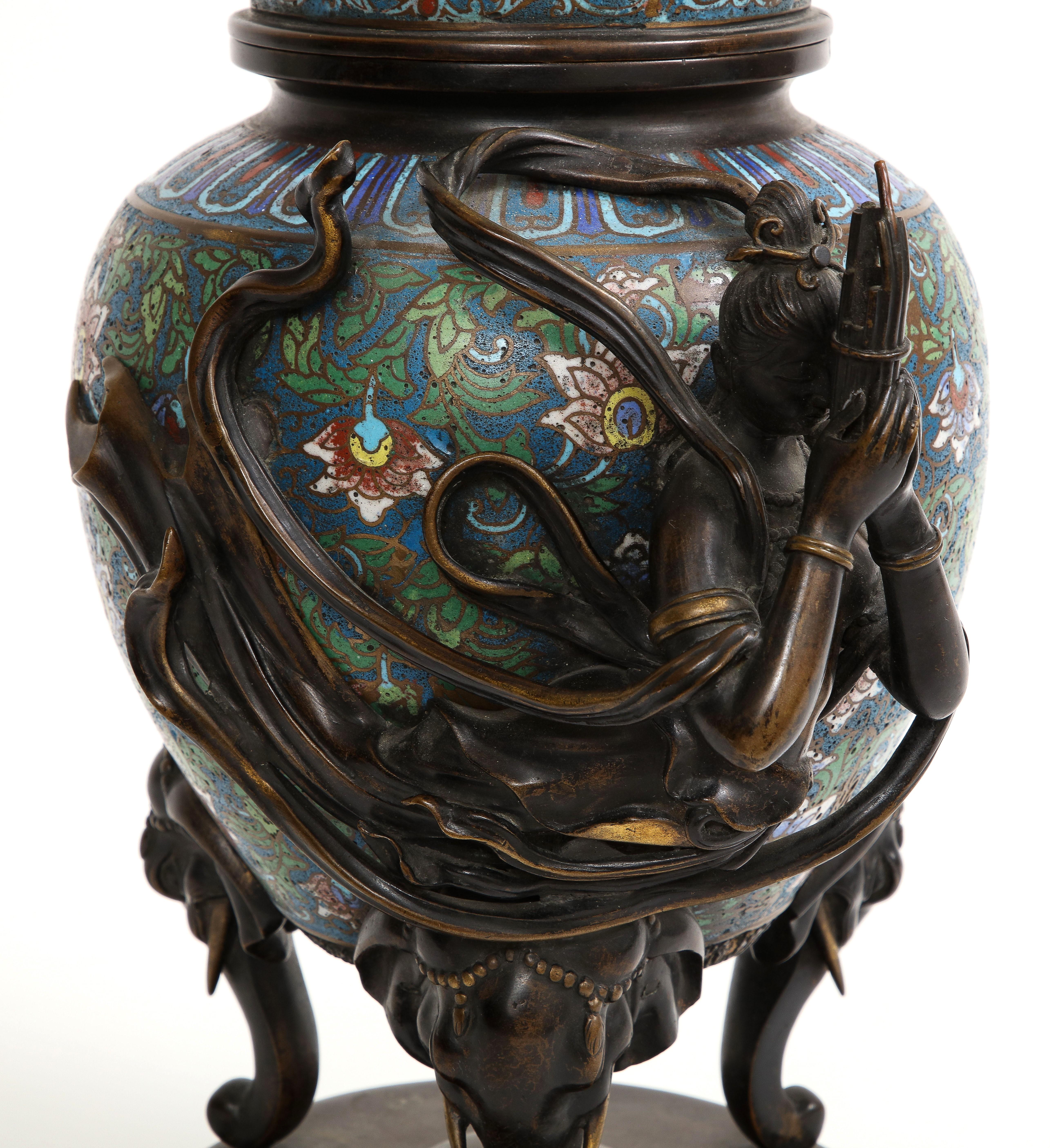 Fine XIX secolo Bruciaincenso giapponese in bronzo Meiji con smalto champlevé, Geisha e Ryu/Shishi in vendita