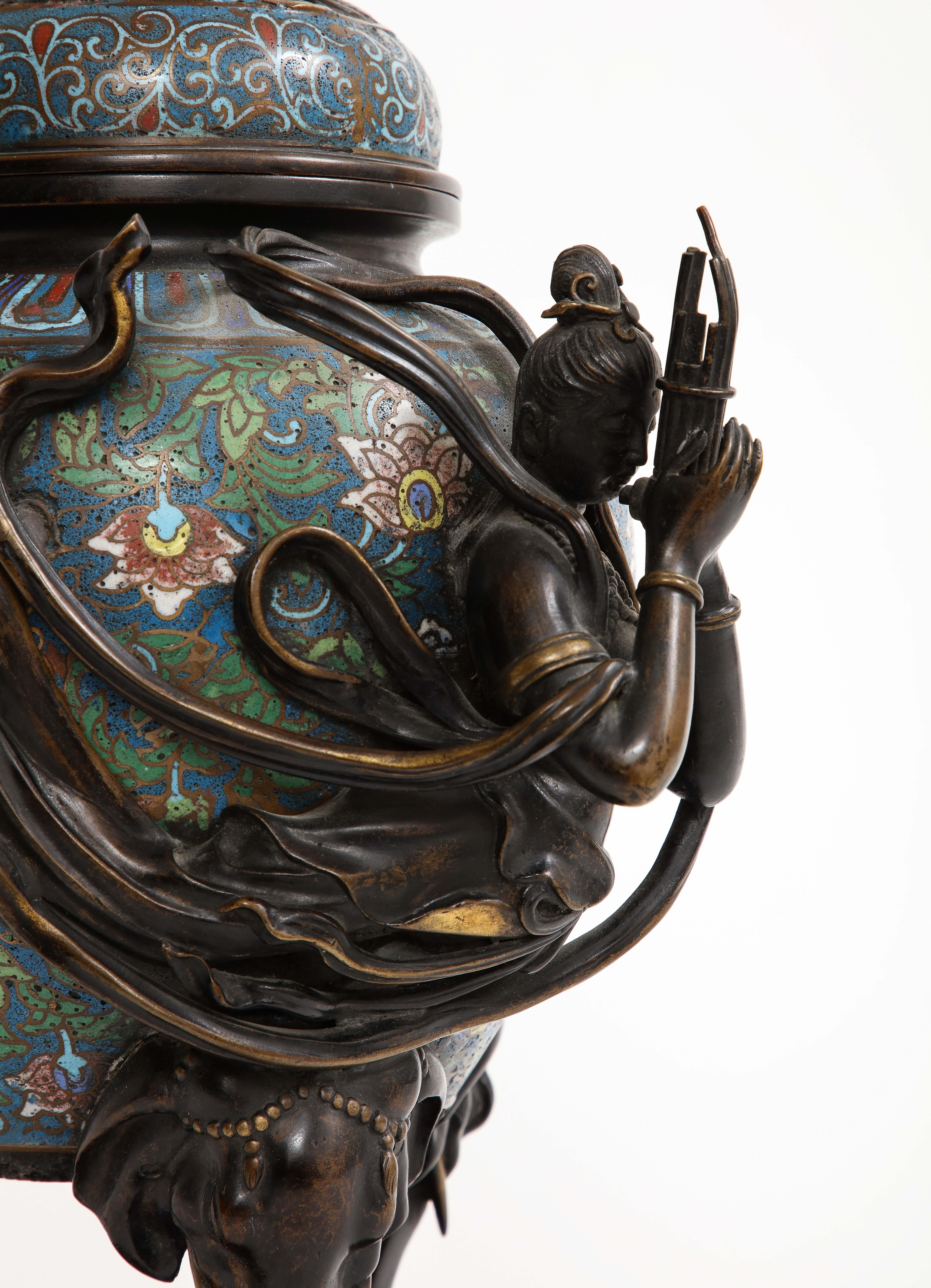 Bronzo Bruciaincenso giapponese in bronzo Meiji con smalto champlevé, Geisha e Ryu/Shishi in vendita