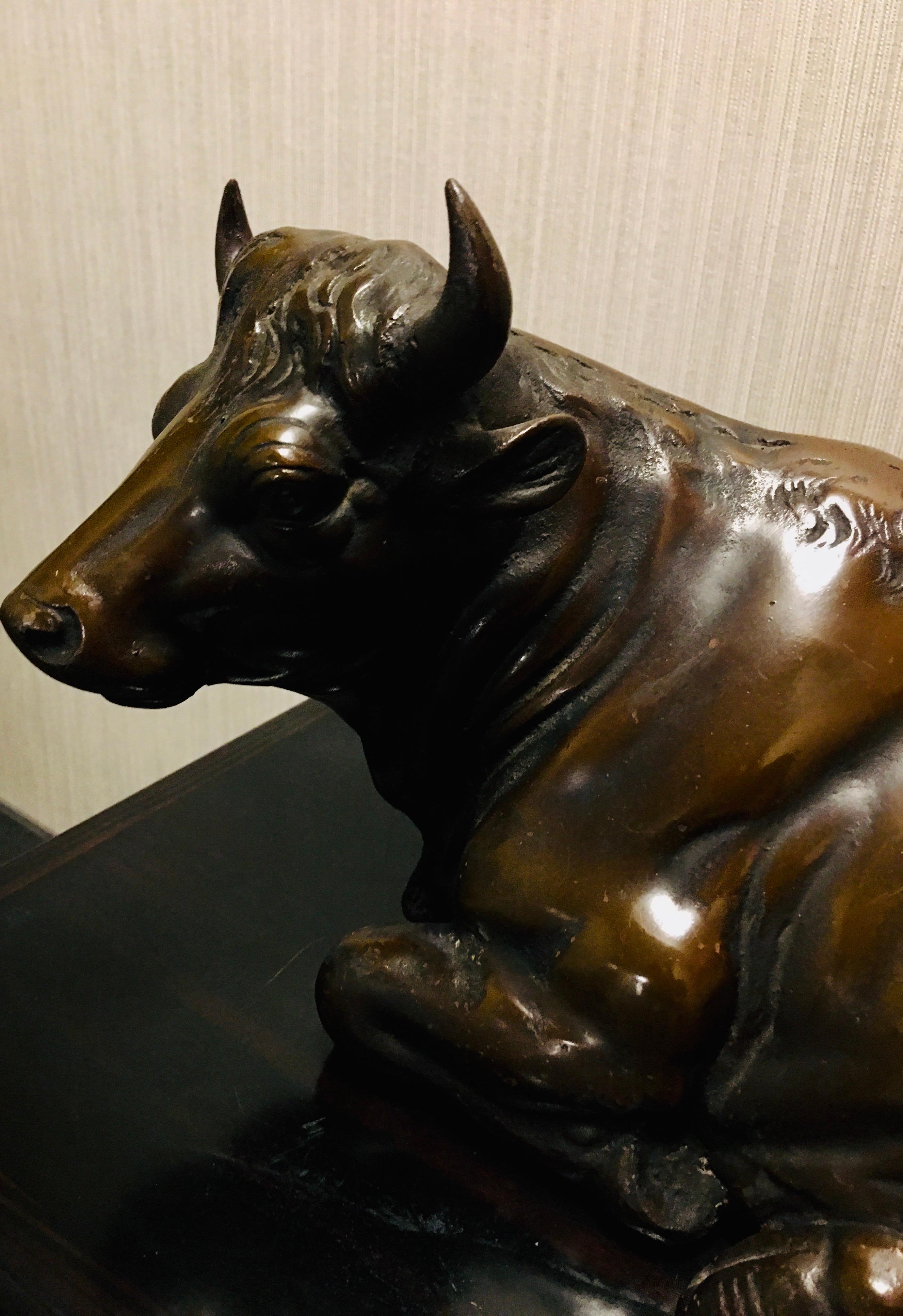 Japanese Meiji Bronze Cow Sculpture on Lacquered Stand In Good Condition In New York, NY