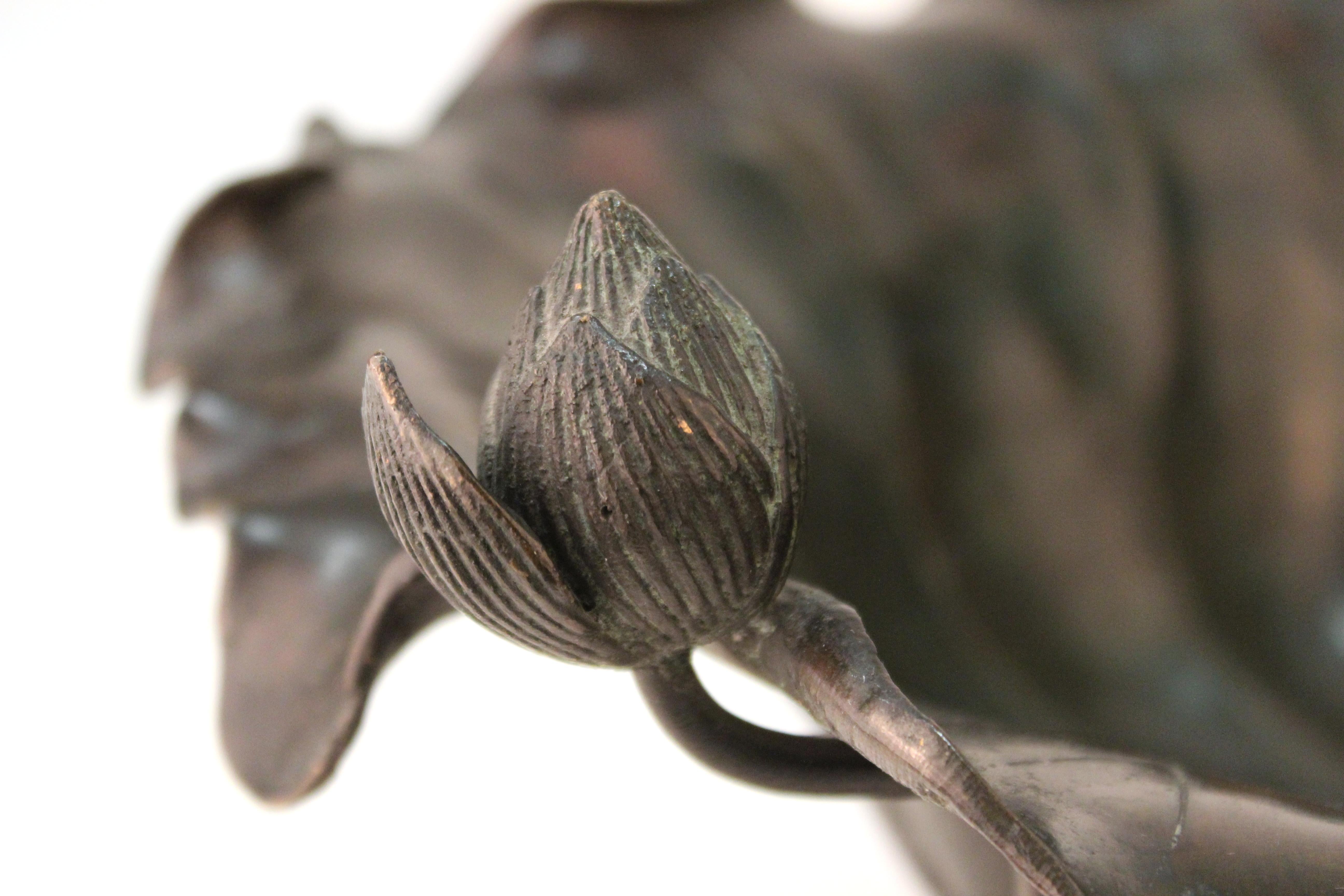 Japanese Meiji Bronze Ikebana Vessel in Leaf-Shape with Frog and Lotus 4