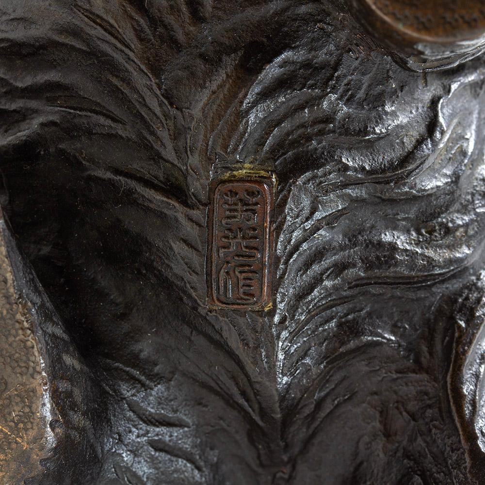 Okimono giapponese in bronzo Meiji di Yoshimitsu raffigurante un orso e un alligatore in vendita 4