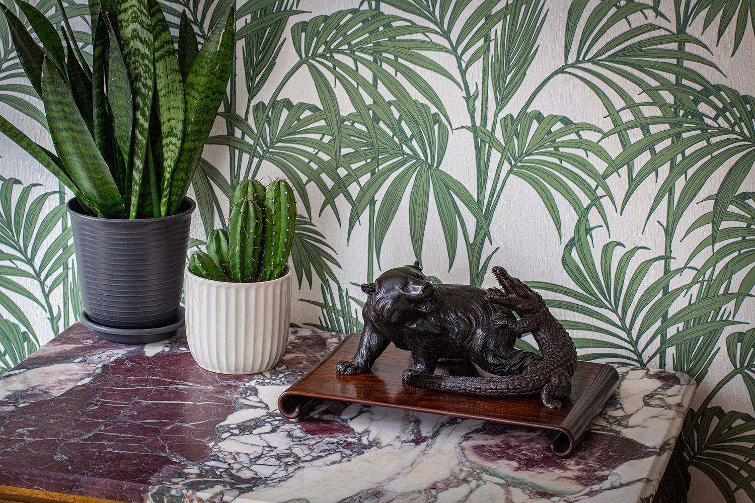 SPEDIZIONE GRATUITA IN TUTTO IL MONDO 

UN DINAMICO OKIMONO IN BRONZO DEL PERIODO MEIJI DI YOSHIMITSU CON UN ORSO E UN ALLIGATORE CHE COMBATTONO.

Dalla nostra collezione giapponese, siamo lieti di presentare questo eccezionale okimono in bronzo del